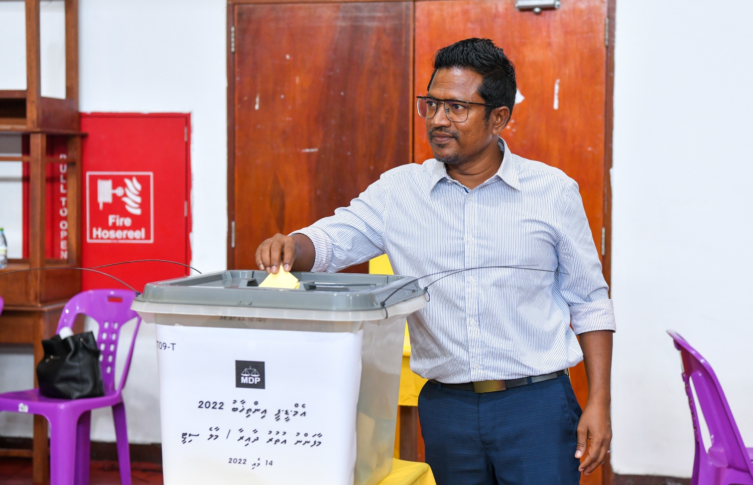 އެމްޑީޕީގެ ޗެއާޕާސަން ހޮވުމުގެ އިންތިހާބުގައި އެ ޕާޓީގެ ޗެއާޕާސަން ކަމަށް ކުރިމަތި ލެއްވި ކެންޑިޑޭޓް އިމްތިޔާޒް ފަހުމީ ވޯޓު ދެއްވަނީ.. -- ފޮޓޯ: ނިޝާން އަލީ/މިހާރު