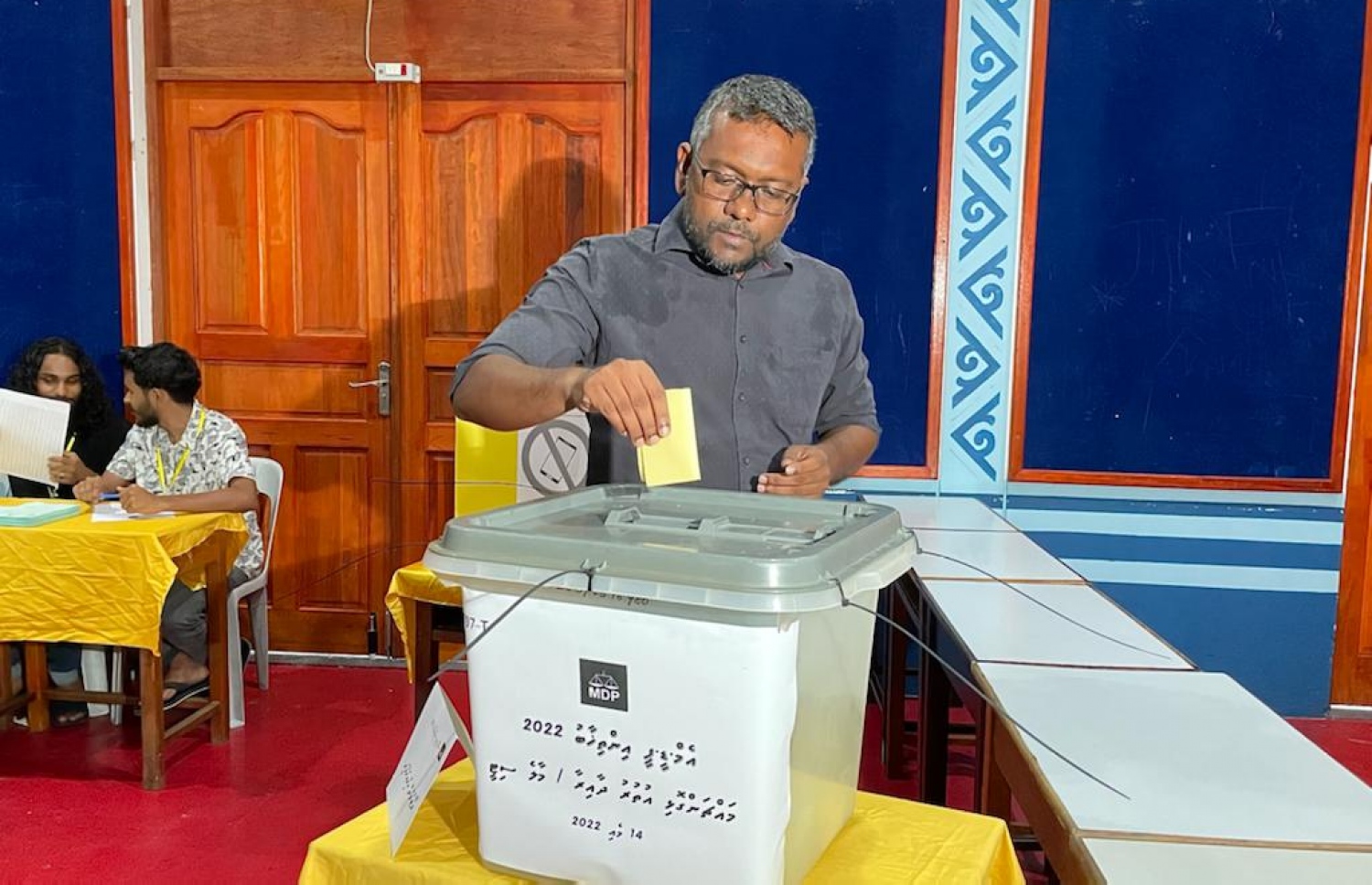 އެމްޑީޕީގެ ޗެއާޕާސަން ހޮވުމުގެ އިންތިހާބުގައި އެ ޕާޓީގެ ޗެއާޕާސަން ކަމަށް ކުރިމަތި ލެއްވި ކެންޑިޑޭޓް ފައްޔާޒު އިސްމައިލް ވޯޓު ދެއްވަނީ.. -- ފޮޓޯ: ނިޝާން އަލީ/މިހާރު