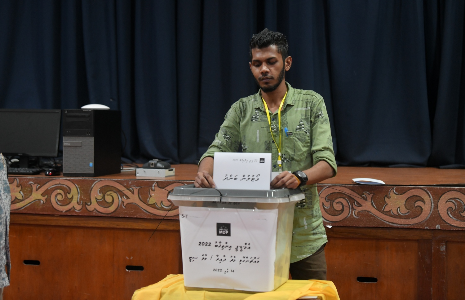 އެމްޑީޕީއަށް ޗެއާޕާސަނަކު ހޮވަން އެ ޕާޓީގެ 17 އަހަރުގެ ތެރޭގައި ކުރި އެންމެ ވާދަވެރި ކެމްޕޭނަށް ފަހު، އިންތިހާބުގެ ވޯޓުލުން ނިންމާލުމަށްފަހު، ވޯޓުފޮށްޓެއްގައި ބަންދު ބޯޑު އަޅުވަނީ.-- ފޮޓޯ: ނިޝާން އަލީ /މިހާރު