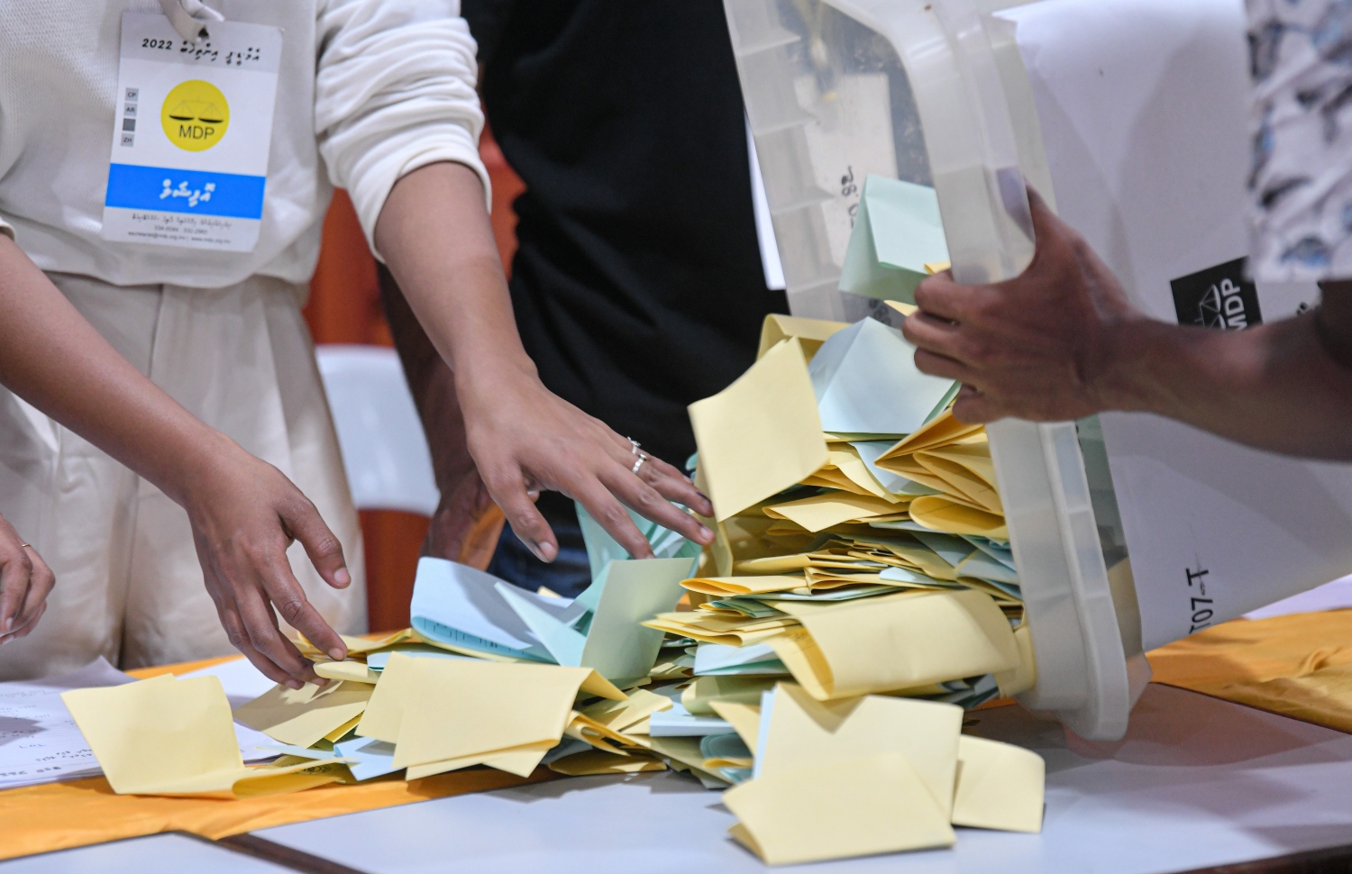 އެމްޑީޕީ އެތެރޭގެ އިންތިހާބު ނިންމާލުމަށް ފަހު، އޮފިޝަލުން ވޯޓު ކަރުދާސް ގުނުމަށް ތައްޔާރު ވަނީ.-- ފޮޓޯ: ނިޝާން އަލީ /މިހާރު