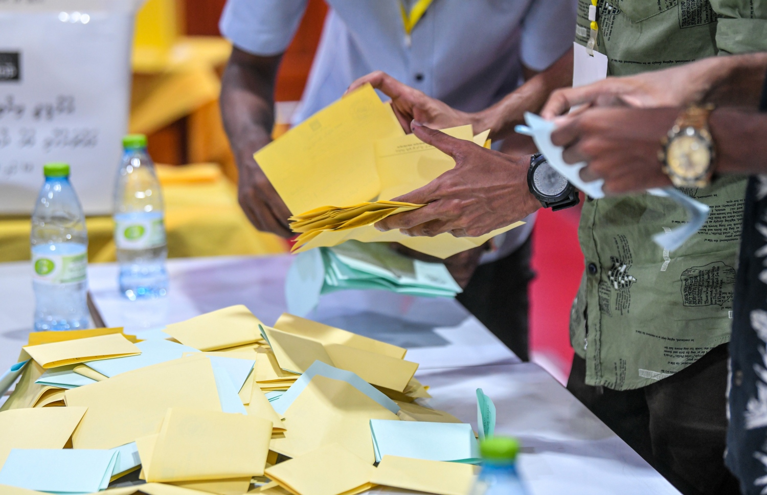 އެމްޑީޕީ އެތެރޭގެ އިންތިހާބު ނިންމާލުމަށް ފަހު، އޮފިޝަލުން ވޯޓު ކަރުދާސް ގުނަނީ.-- ފޮޓޯ: ނިޝާން އަލީ /މިހާރު