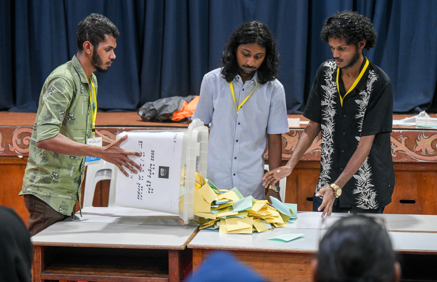 އެމްޑީޕީ އެތެރޭގެ އިންތިހާބު ނިންމާލުމަށް ފަހު، އޮފިޝަލުން ވޯޓު ކަރުދާސް ގުނުމަށް ތައްޔާރު ވަނީ.-- ފޮޓޯ: ނިޝާން އަލީ /މިހާރު