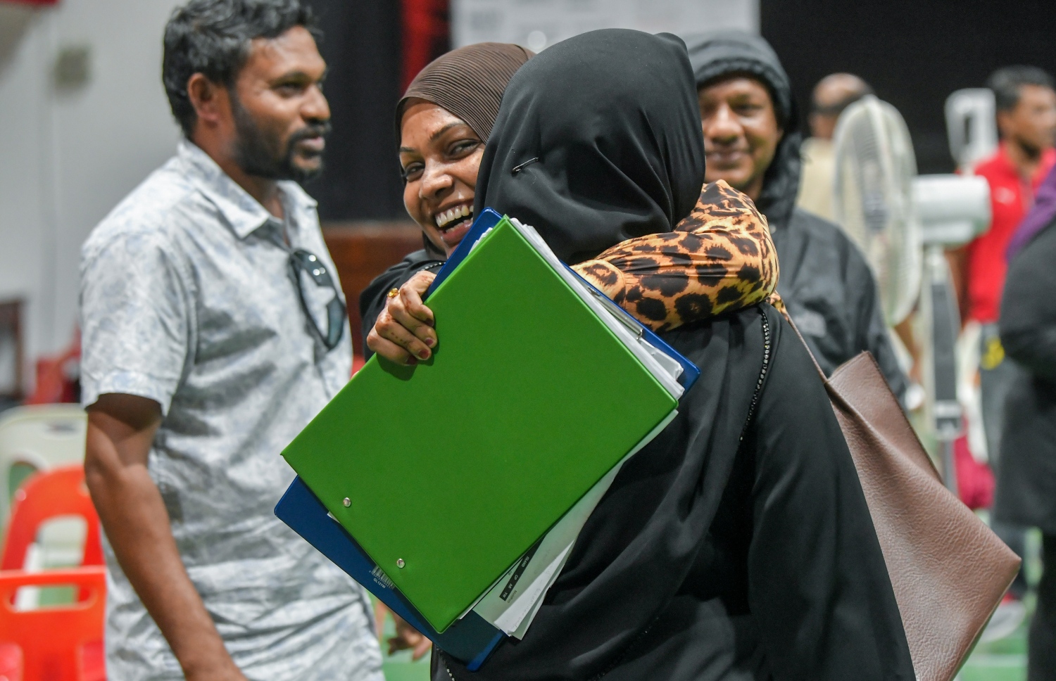 އެމްޑީޕީ އެތެރޭގެ އިންތިހާބު ނިންމާލުމަށް ފަހު، ވޯޓު ކަރުދާސް ގުނަމުންދާއިރު، ބަޔަކު އުފާފާޅު ކުރަނީ.-- ފޮޓޯ: ފަޔާޒް މޫސާ /މިހާރު