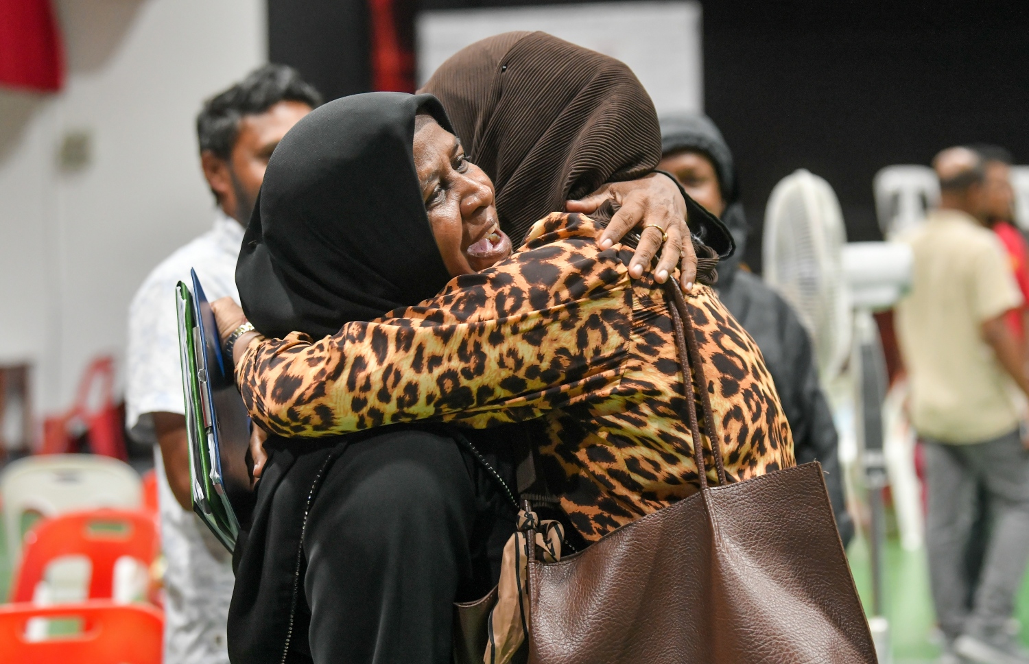 އެމްޑީޕީ އެތެރޭގެ އިންތިހާބު ނިންމާލުމަށް ފަހު، ވޯޓު ގުނަމުން ދަނިކޮށް ބަޔަކު އުފާފާޅު ކުރަނީ.-- ފޮޓޯ: ފަޔާޒް މޫސާ /މިހާރު