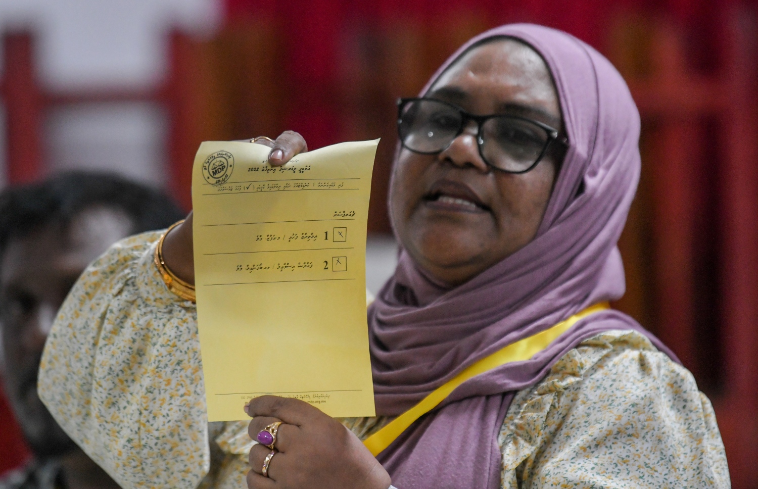 އެމްޑީޕީ އެތެރޭގެ އިންތިހާބު ނިންމާލުމަށް ފަހު، އޮފިޝަލުން ވޯޓު ކަރުދާސް ގުނަނީ.-- ފޮޓޯ: ފަޔާޒް މޫސާ /މިހާރު