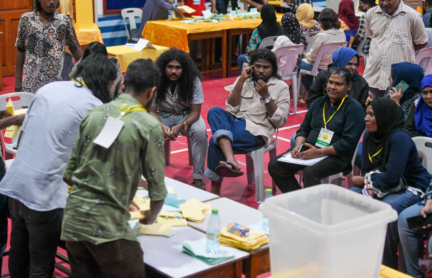 އެމްޑީޕީ އެތެރޭގެ އިންތިހާބު ނިންމާލުމަށް ފަހު، އޮފިޝަލުން ވޯޓު ކަރުދާސް ގުނުމަށް ތައްޔާރު ވަނީ.-- ފޮޓޯ: ފަޔާޒް މޫސާ /މިހާރު