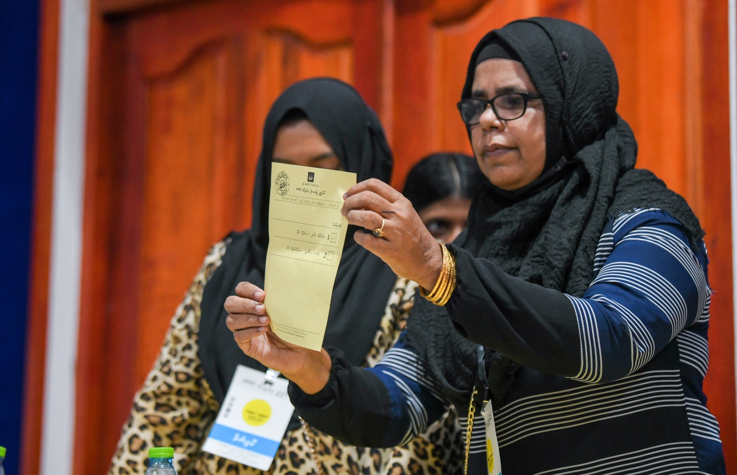 އެމްޑީޕީ އެތެރޭގެ އިންތިހާބު ނިންމާލުމަށް ފަހު، އޮފިޝަލުން ވޯޓު ކަރުދާސް ގުނަނީ.-- ފޮޓޯ: ފަޔާޒް މޫސާ /މިހާރު