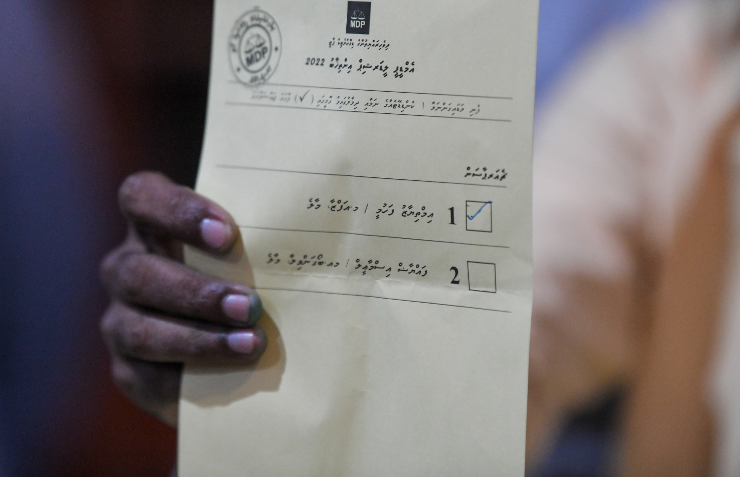 އެމްޑީޕީ އެތެރޭގެ އިންތިހާބު ނިންމާލުމަށް ފަހު، އޮފިޝަލުން ވޯޓު ކަރުދާސް ގުނަނީ.-- ފޮޓޯ: ފަޔާޒް މޫސާ /މިހާރު