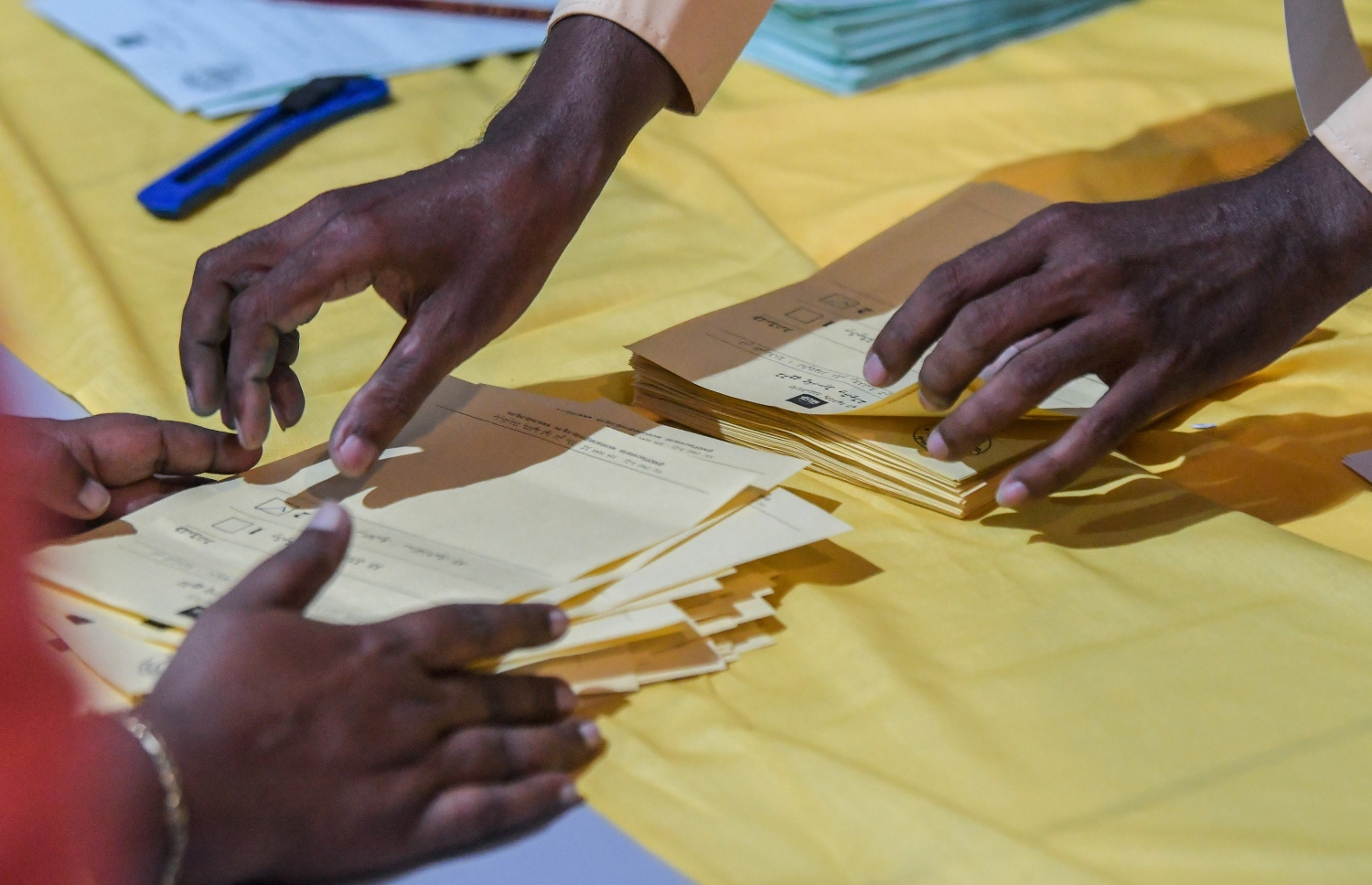 އެމްޑީޕީ އެތެރޭގެ އިންތިހާބު ނިންމާލުމަށް ފަހު، އޮފިޝަލުން ވޯޓު ކަރުދާސް ގުނުމަށް ތައްޔާރު ވަނީ.-- ފޮޓޯ: ފަޔާޒް މޫސާ /މިހާރު