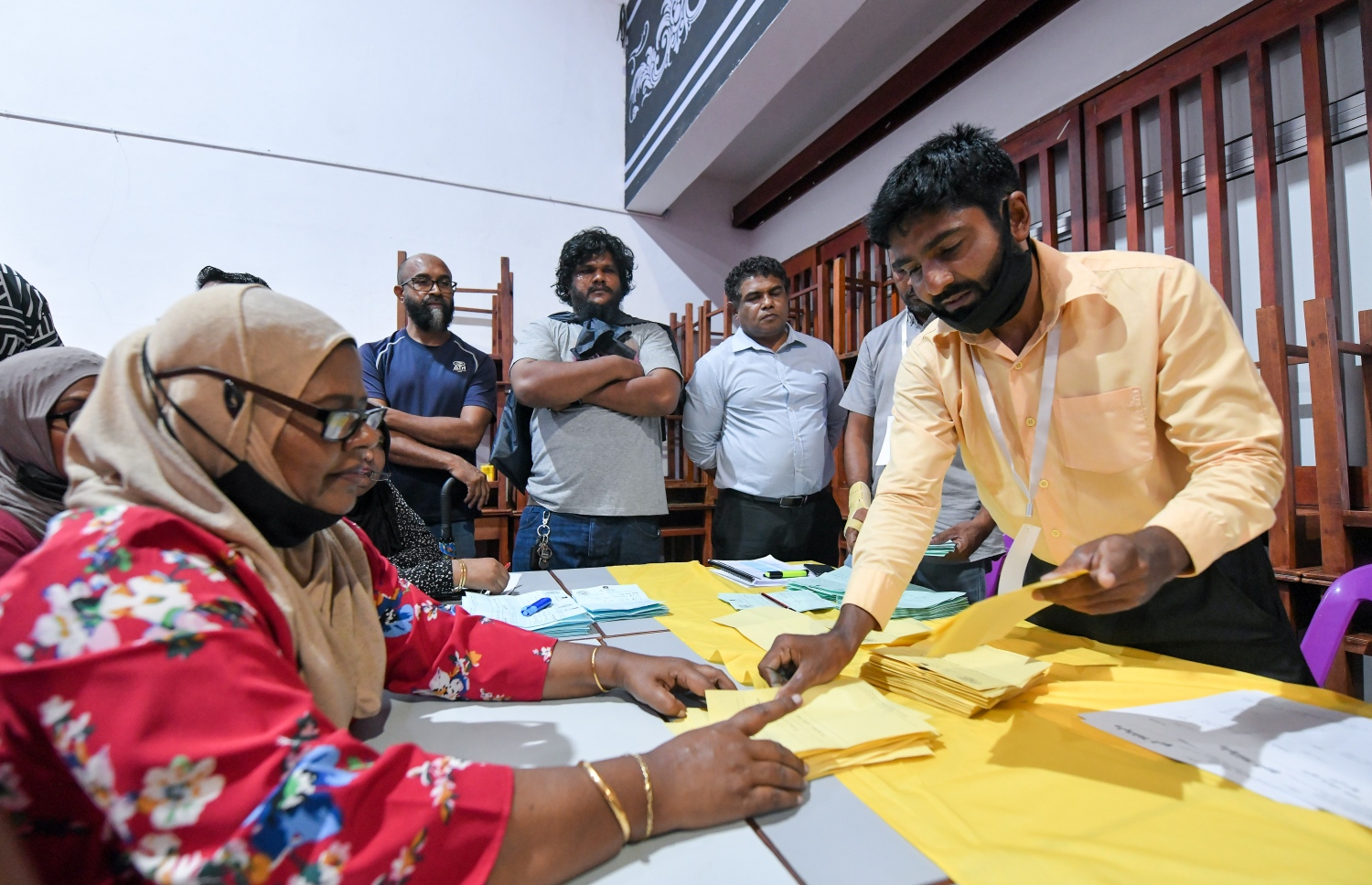 އެމްޑީޕީ އެތެރޭގެ އިންތިހާބު ނިންމާލުމަށް ފަހު، އޮފިޝަލުން ވޯޓު ކަރުދާސް ގުނުމަށް ތައްޔާރު ވަނީ.-- ފޮޓޯ: ފަޔާޒް މޫސާ /މިހާރު