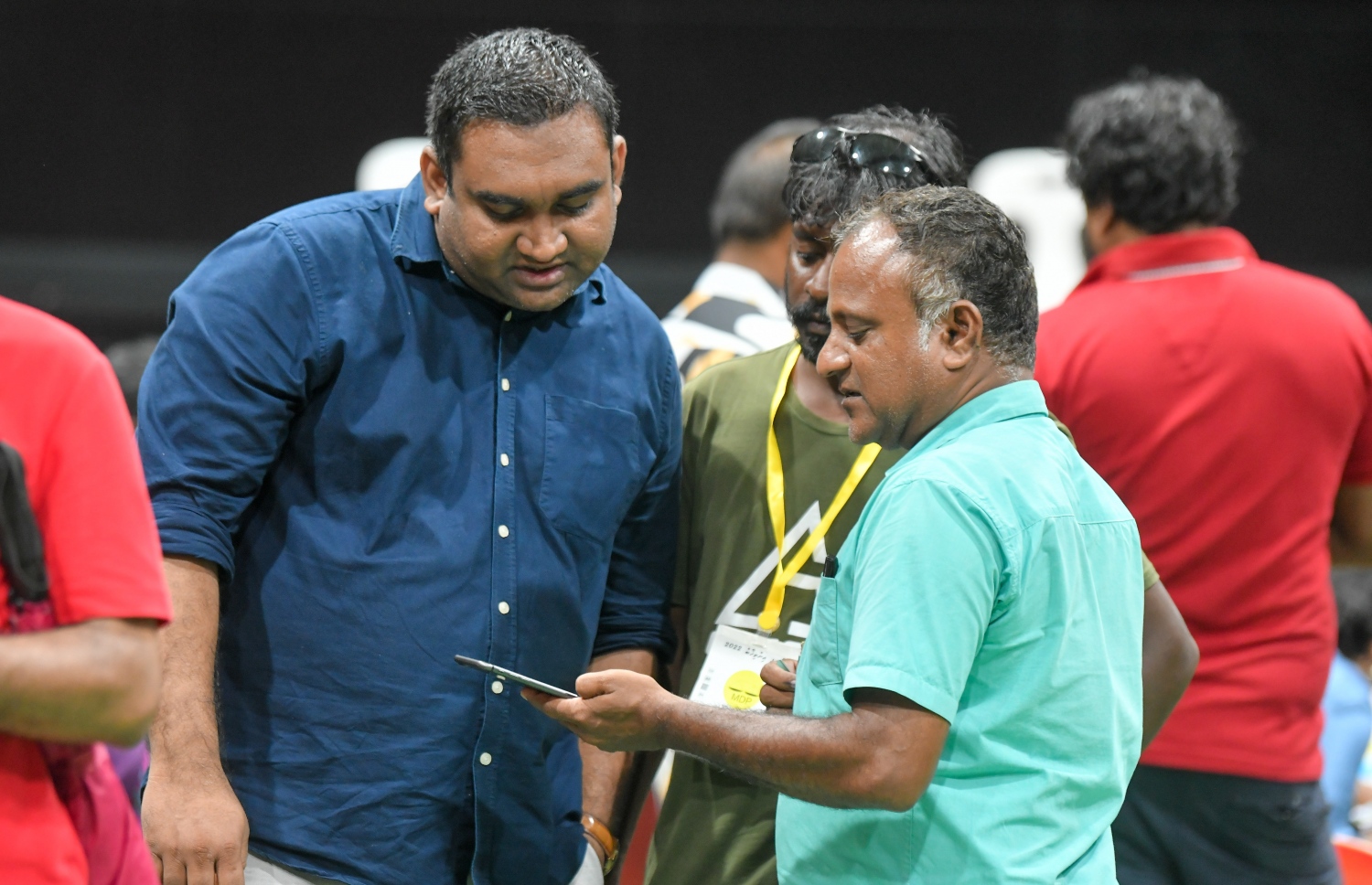 އެމްޑީޕީ އެތެރޭގެ އިންތިހާބު ނިންމާލުމަށް ފަހު، މާލޭ ވޯޓު މަރުކަޒެއްގައި އޮފިޝަލުންތަކެއް މަޑުކޮށްލައިގެން.-- ފޮޓޯ: ފަޔާޒް މޫސާ /މިހާރު