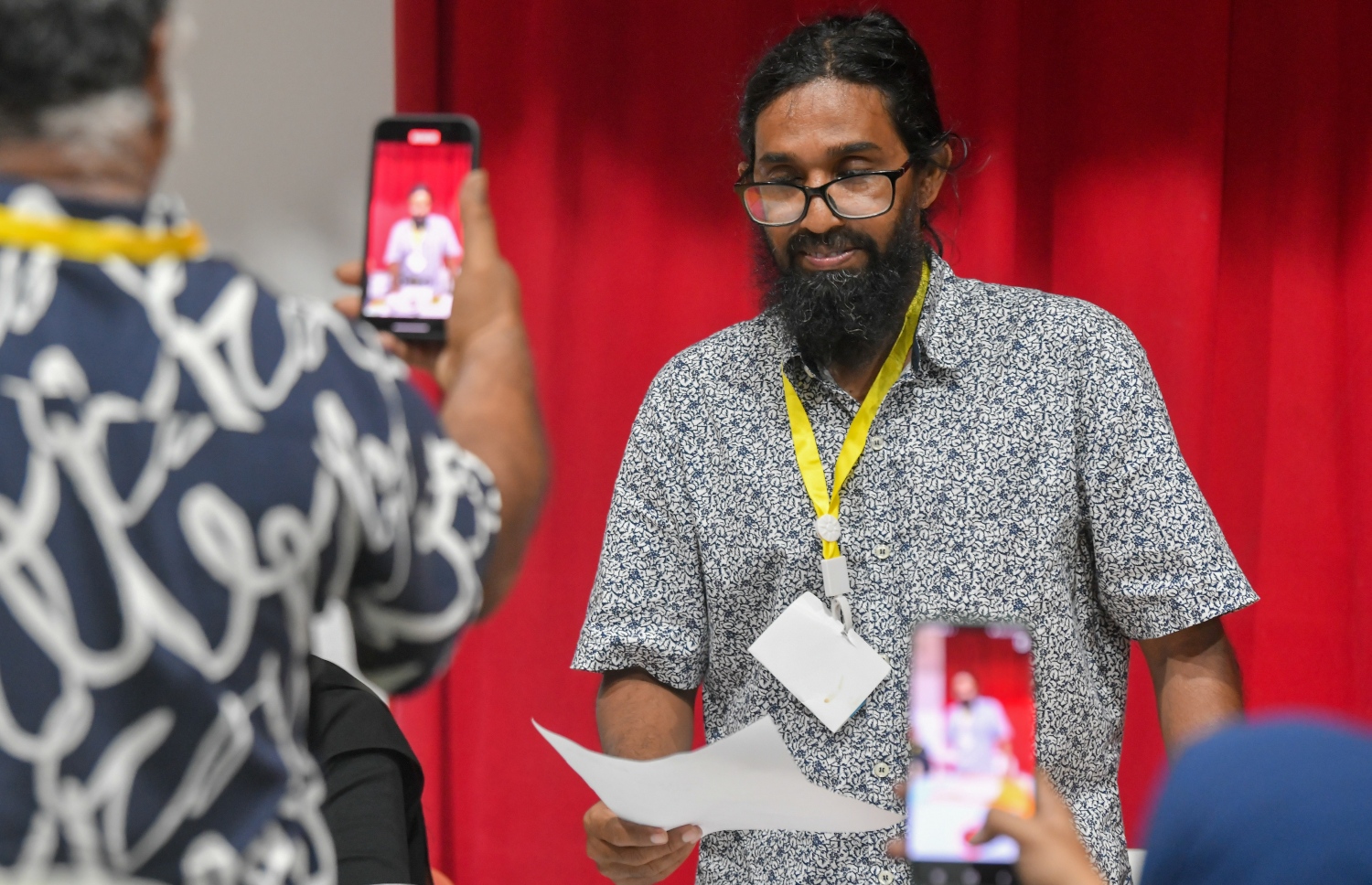 އެމްޑީޕީ އެތެރޭގެ އިންތިހާބު ނިންމާލުމަށް ފަހު، އޮފިޝަލުން ވޯޓު ކަރުދާސް ގުނަނީ.-- ފޮޓޯ: ފަޔާޒް މޫސާ /މިހާރު