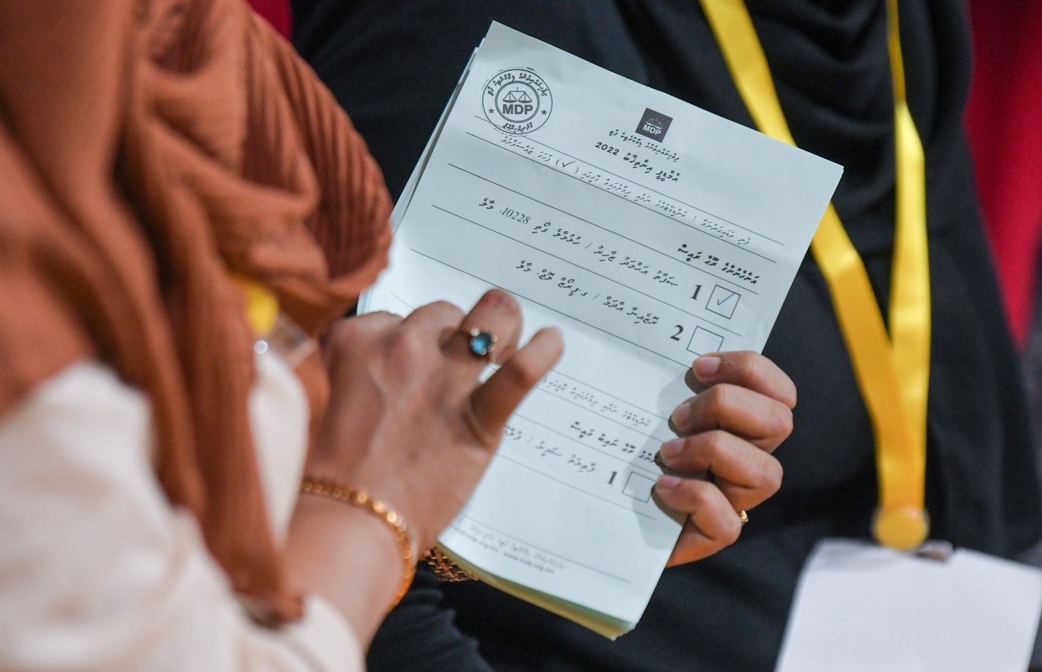 އެމްޑީޕީ އެތެރޭގެ އިންތިހާބު ނިންމާލުމަށް ފަހު، އޮފިޝަލުން ވޯޓު ކަރުދާސް ގުނަނީ.-- ފޮޓޯ: ފަޔާޒް މޫސާ /މިހާރު