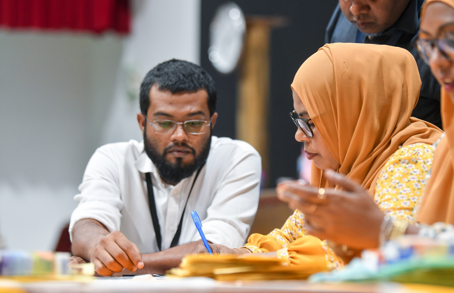 އެމްޑީޕީ އެތެރޭގެ އިންތިހާބު ނިންމާލުމަށް ފަހު، އޮފިޝަލުން ވޯޓު ކަރުދާސް ގުނުމަށް ތައްޔާރު ވަނީ.-- ފޮޓޯ: ފަޔާޒް މޫސާ /މިހާރު