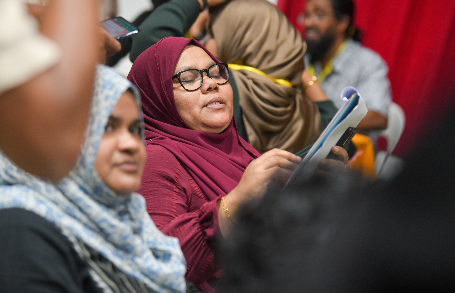 އެމްޑީޕީ އެތެރޭގެ އިންތިހާބު ނިންމާލުމަށް ފަހު، އޮފިޝަލުން ވޯޓު ކަރުދާސް ގުނުމަށް ތައްޔާރު ވަނީ.-- ފޮޓޯ: ފަޔާޒް މޫސާ /މިހާރު