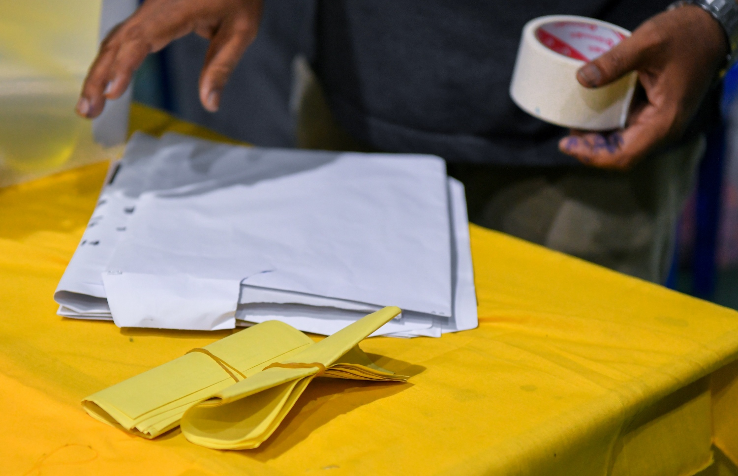 އެމްޑީޕީ އެތެރޭގެ އިންތިހާބު ނިންމާލުމަށް ފަހު، އޮފިޝަލުން ވޯޓު ކަރުދާސް ގުނުމުގެ މަސައްކަތުގައި ހަރަކާތްތެރިވަނީ.-- ފޮޓޯ: ފަޔާޒް މޫސާ /މިހާރު