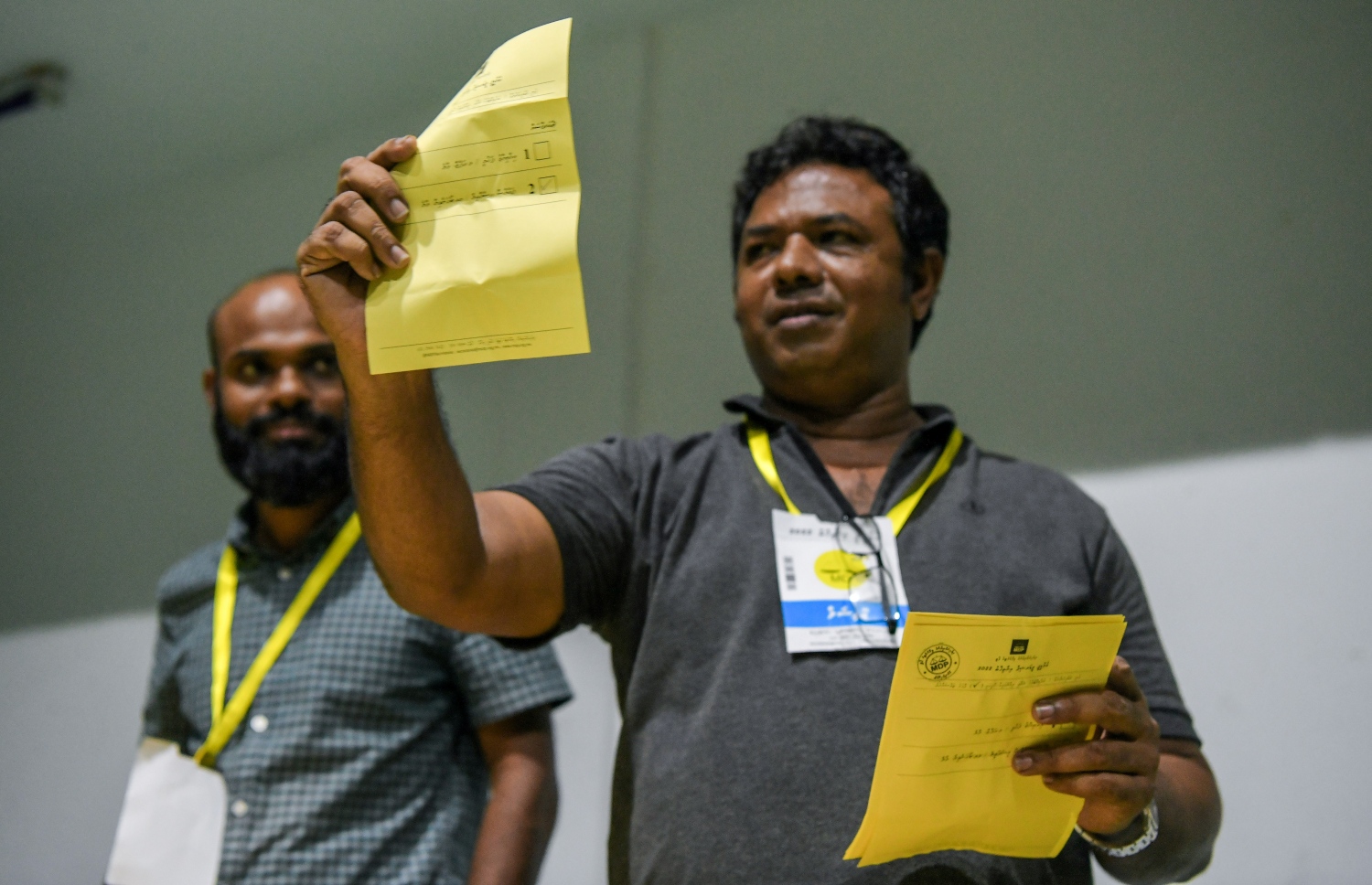 އެމްޑީޕީ އެތެރޭގެ އިންތިހާބު ނިންމާލުމަށް ފަހު، އޮފިޝަލަކު ވޯޓު ކަރުދާސް ގުނަނީ.-- ފޮޓޯ: ފަޔާޒް މޫސާ /މިހާރު