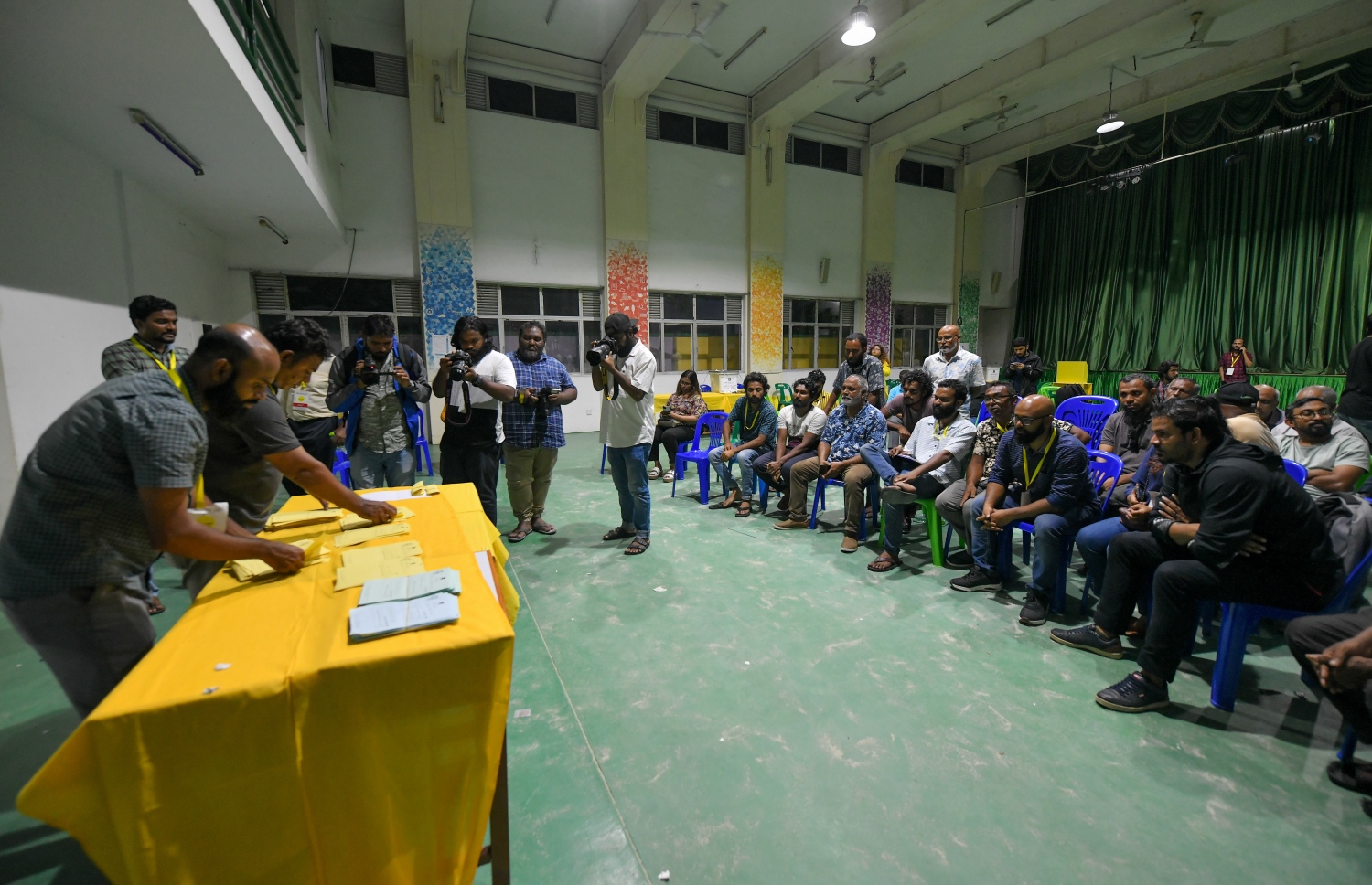 އެމްޑީޕީ އެތެރޭގެ އިންތިހާބު ނިންމާލުމަށް ފަހު، އޮފިޝަލުން ވޯޓު ކަރުދާސް ގުނަނީ.-- ފޮޓޯ: ފަޔާޒް މޫސާ /މިހާރު