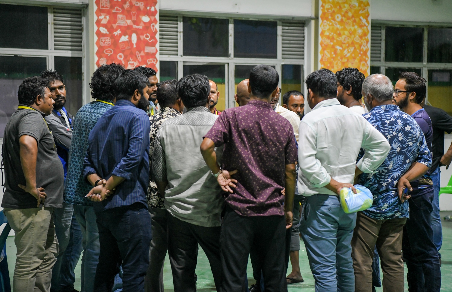 އެމްޑީޕީ އެތެރޭގެ އިންތިހާބު ނިންމާލުމަށް ފަހު، އޮފިޝަލުން ވޯޓު ކަރުދާސް ގުނަން ފެށުމާއެކު ޕާޓީގެ މެމްބަރުންތަކެއް ދެބަސްވުމެއްގައި.-- ފޮޓޯ: ފަޔާޒް މޫސާ /މިހާރު