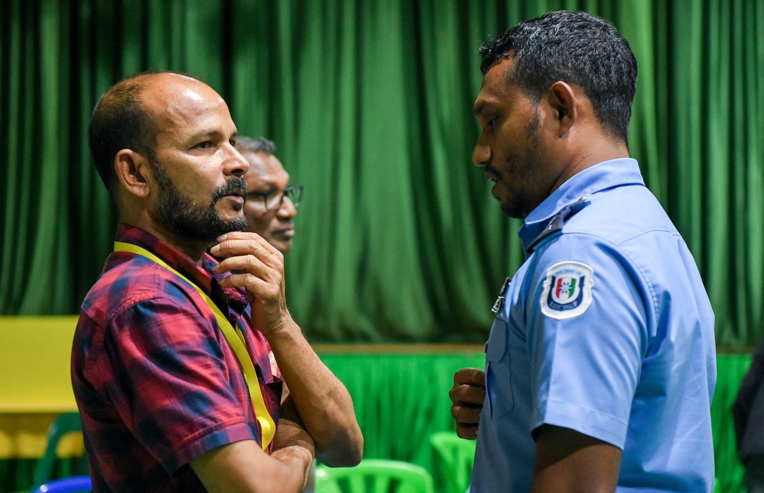 އެމްޑީޕީ އެތެރޭގެ އިންތިހާބު ނިންމާލުމަށް ފަހު، އޮފިޝަލުން ވޯޓު ކަރުދާސް ގުނަން ފެށުމާއެކު ޕާޓީގެ މެމްބަރުންތަކެއް ދެބަސްވުމުން ޕޮލިހަކު އެމީހުންނާ ވާހަކަ ދައްކަނީ.-- ފޮޓޯ: ފަޔާޒް މޫސާ /މިހާރު