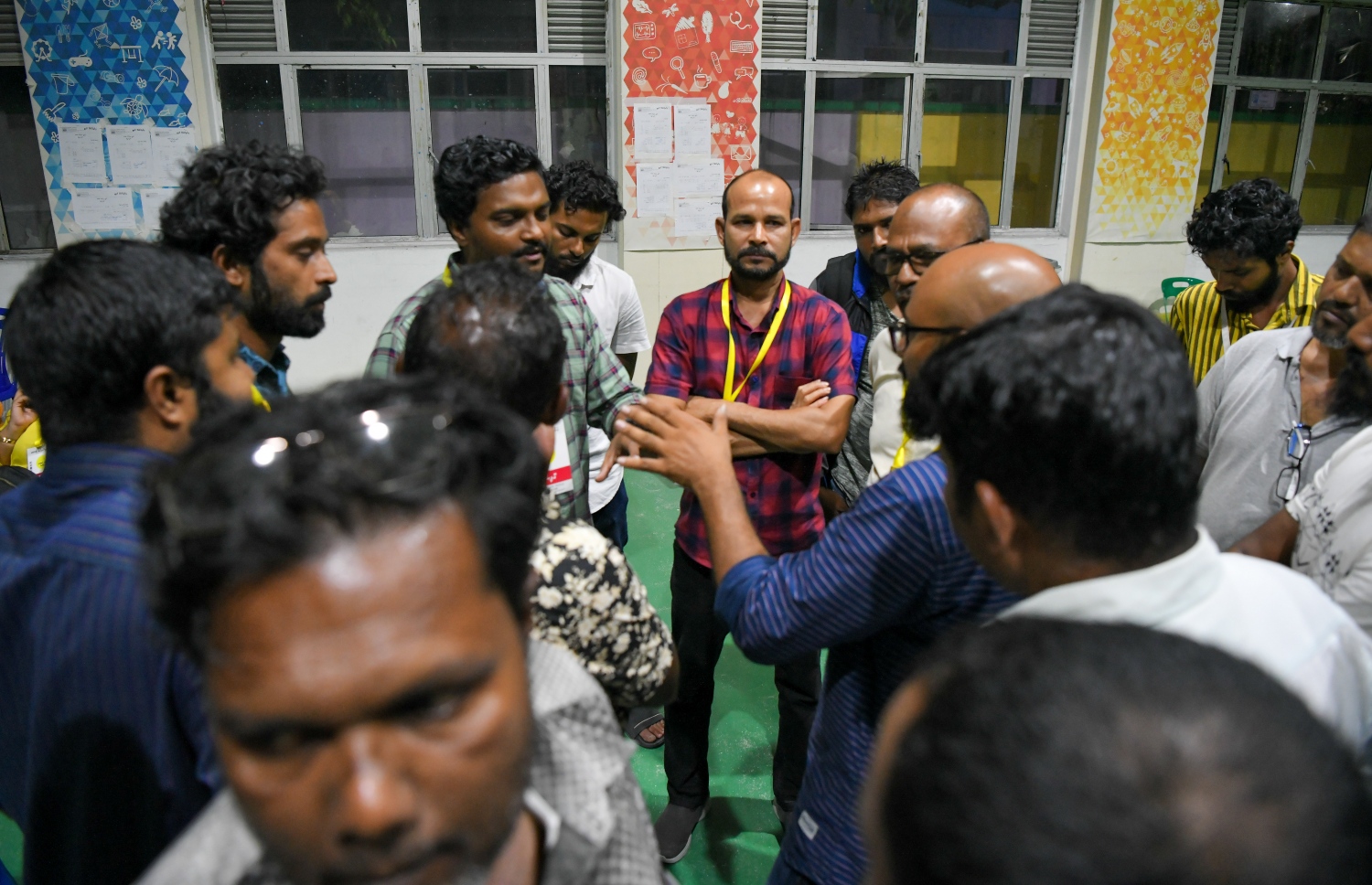 އެމްޑީޕީ އެތެރޭގެ އިންތިހާބު ނިންމާލުމަށް ފަހު، އޮފިޝަލުން ވޯޓު ކަރުދާސް ގުނަން ފެށުމާއެކު ޕާޓީގެ މެމްބަރުންތަކެއް ދެބަސްވުމެއްގައި.-- ފޮޓޯ: ފަޔާޒް މޫސާ /މިހާރު