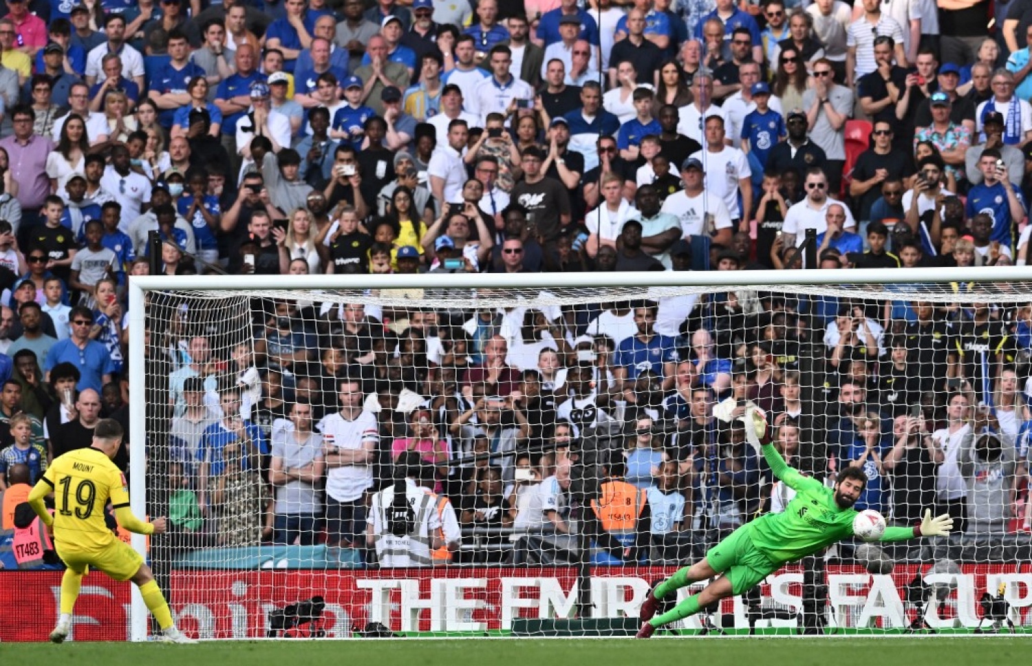 ޗެލްސީގެ މައުންޓް ފޮނުވާލި ޕެނަލްޓީ އެލިސަން ދިފާއުކުރަނީ.-- ފޮޓޯ: އޭއެފްޕީ