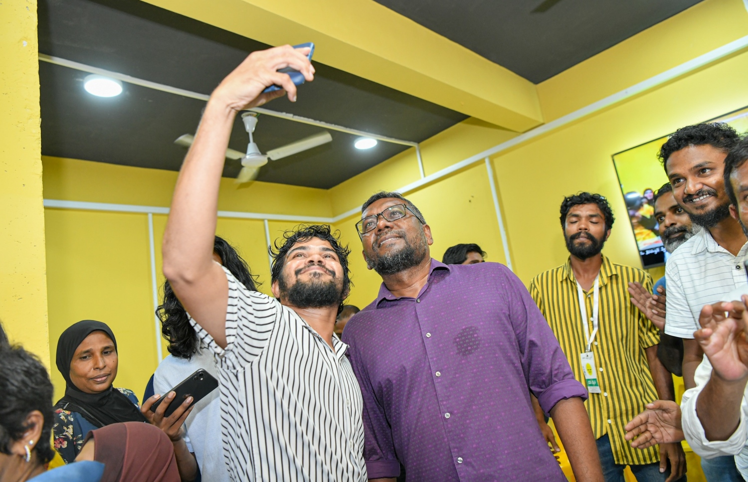 ކާމިޔާބަށް ފަހު ފައްޔާޒް މިރޭ އުފާ ފާޅުކުރައްވަނީ -- ފޮޓޯ: ނިޝާން އަލީ/ މިހާރު