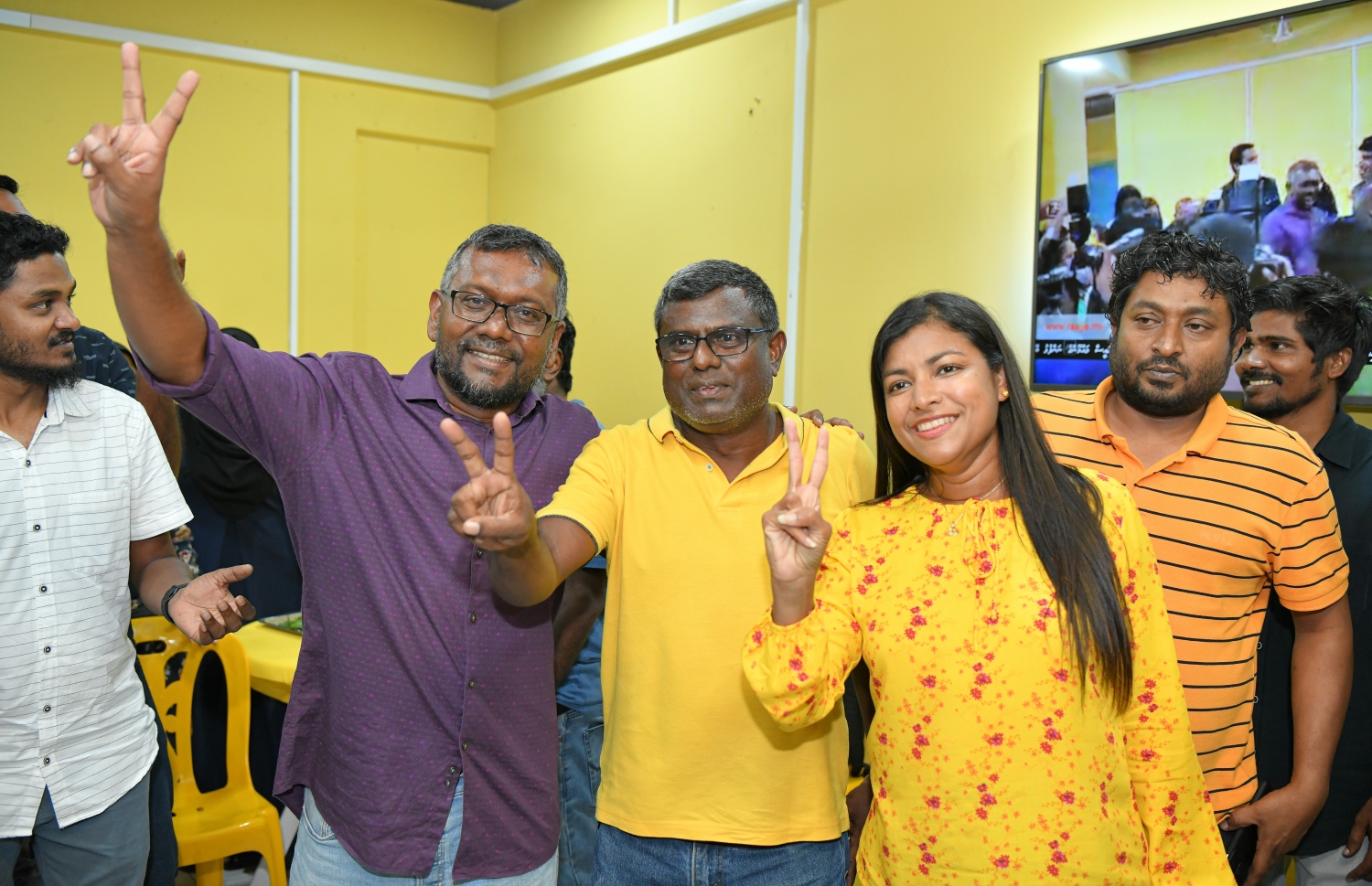 އެމްޑީޕީގެ ޗެއާޕާސަނަކަށް އަލަށް އިންތިހާބުކުރި ފައްޔާޒު (ވ) އާއި އޭނާގެ ޓީމުގެ އެންމެ އިސް މެމްބަރު އަދި އެ ޕާޓީގެ އަންހެނުންގެ ރޫހުގެ ރައީސަކަށް ގިނަ ބައެއްގެ ތާއީދާއެކު ހޮވި ރޮޒައިނާ އާދަމާއި ފައްޔާޒުގެ ކެމްޕެއިން މެނޭޖަރު އިބްރާހިމް ވަހީދު ކާމިޔާބީ ފާހަގަކުރައްވަނީ.---ފޮޓޯ: ނިޝާން އަލީ| މިހާރު
