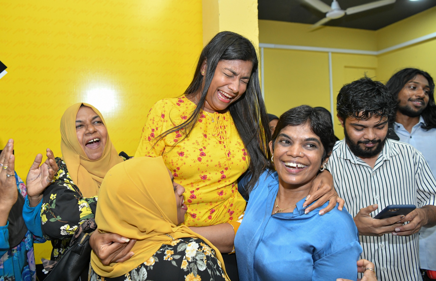 އެމްޑީޕީގެ އަންހެނުންގެ ރޫހުގެ ރައީސަކަށް މީދޫ ދާއިރާގެ މެމްބަރު ރޮޒައިނާ އާދަމް އިންތިހާބުކުރުމުގެ އުފަލުގައި 
ސަޕޯޓަރުން އޭނާ އުފުލާލަނީ.---ފޮޓޯ: ނިޝާން އަލީ| މިހާރު