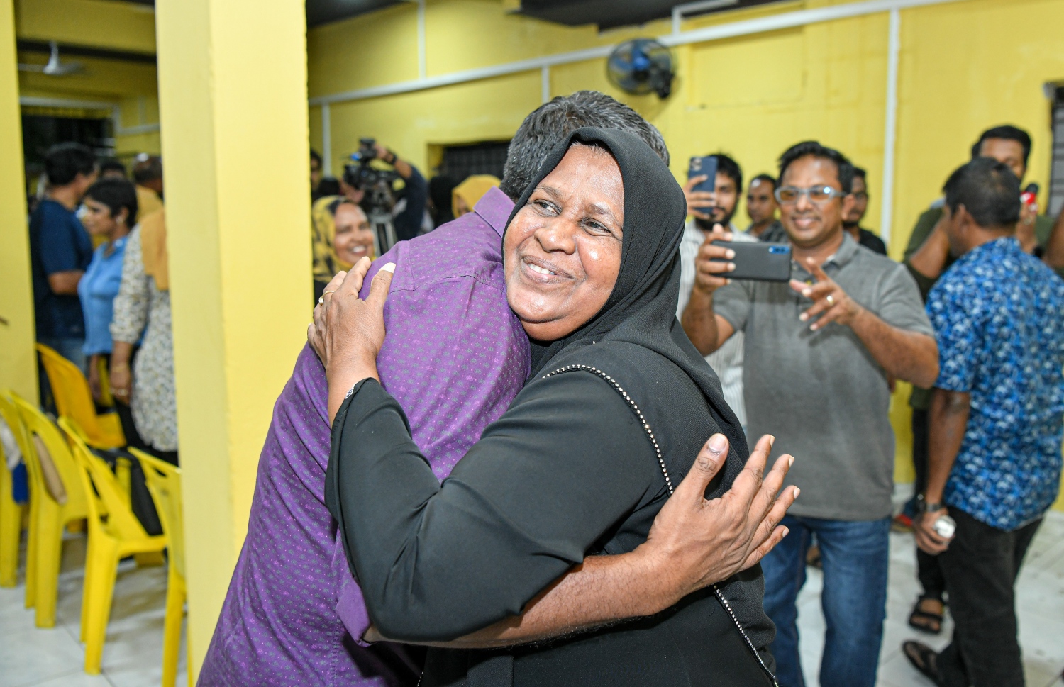 އެމްޑީޕީގެ ޗެއާޕާސަނަކަށް ފައްޔާޒު އިންތިހާބުވުމުގެ އުފަލުގައި ސަޕޯޓަރަކު އޭނާގެ ގައިގައި ބައްދަލަނީ.---ފޮޓޯ: ނިޝާން އަލީ| މިހާރު