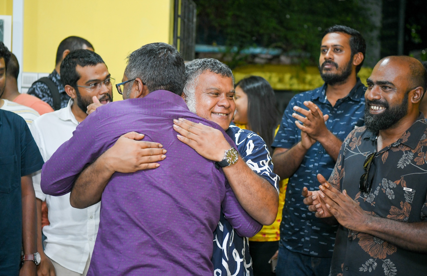 އެމްޑީޕީގެ ޗެއާޕާސަނަކަށް ފައްޔާޒު އިންތިހާބުވުމުގެ އުފަލުގައި ސަޕޯޓަރަކު އޭނާގެ ގައިގައި ބައްދަލަނީ.---ފޮޓޯ: ނިޝާން އަލީ| މިހާރު