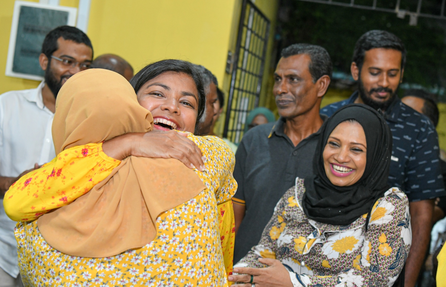 އެމްޑީޕީގެ އަންހެނުންގެ ރޫހުގެ ރައީސަކަށް މީދޫ ދާއިރާގެ މެމްބަރު ރޮޒައިނާ އާދަމް އިންތިހާބުކުރުމުގެ އުފަލުގައި އޭނާގެ ގައިގައި ސަޕޯޓަރަކު ބައްދާލަނީ.---ފޮޓޯ: ނިޝާން އަލީ| މިހާރު