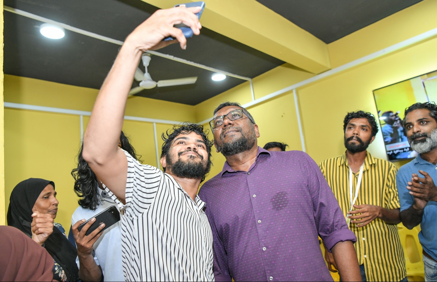 އެމްޑީޕީގެ ޗެއާޕާސަނަކަށް ފައްޔާޒު އިންތިހާބުވުމާ ގުޅިގެން، އޭނާއާއެކު ސަޕޯޓަރަކު ސެލްފީއެއް ނަގަނީ.---ފޮޓޯ: ނިޝާން އަލީ| މިހާރު