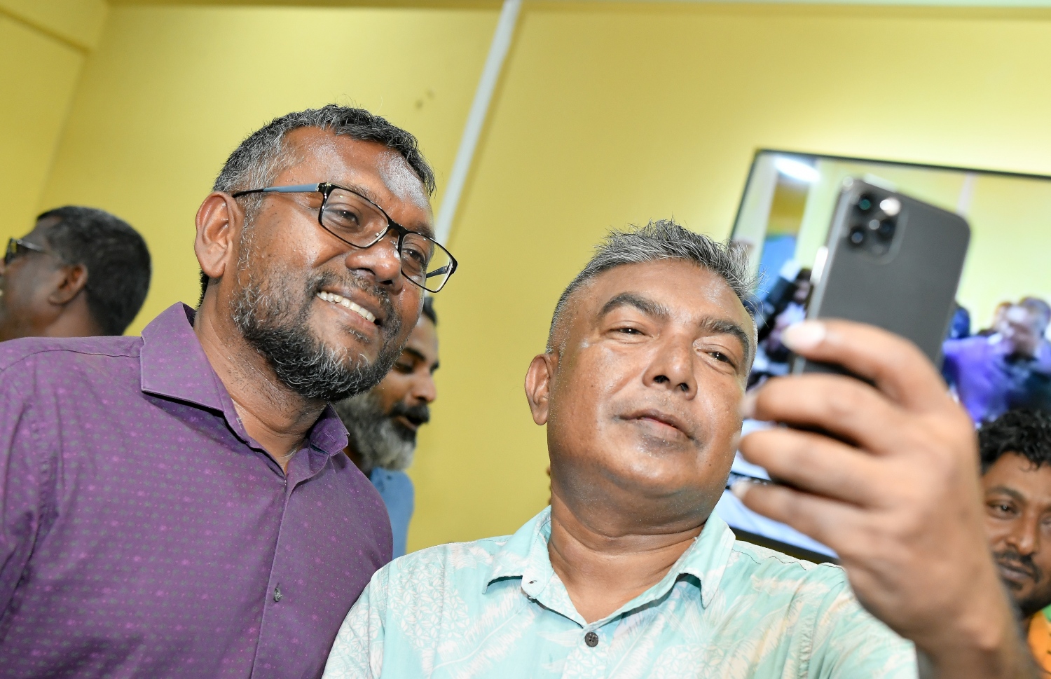 އެމްޑީޕީގެ ޗެއާޕާސަނަކަށް ފައްޔާޒު އިންތިހާބުވުމާ ގުޅިގެން، އޭނާއާއެކު ސަޕޯޓަރަކު ސެލްފީއެއް ނަގަނީ.---ފޮޓޯ: ނިޝާން އަލީ| މިހާރު