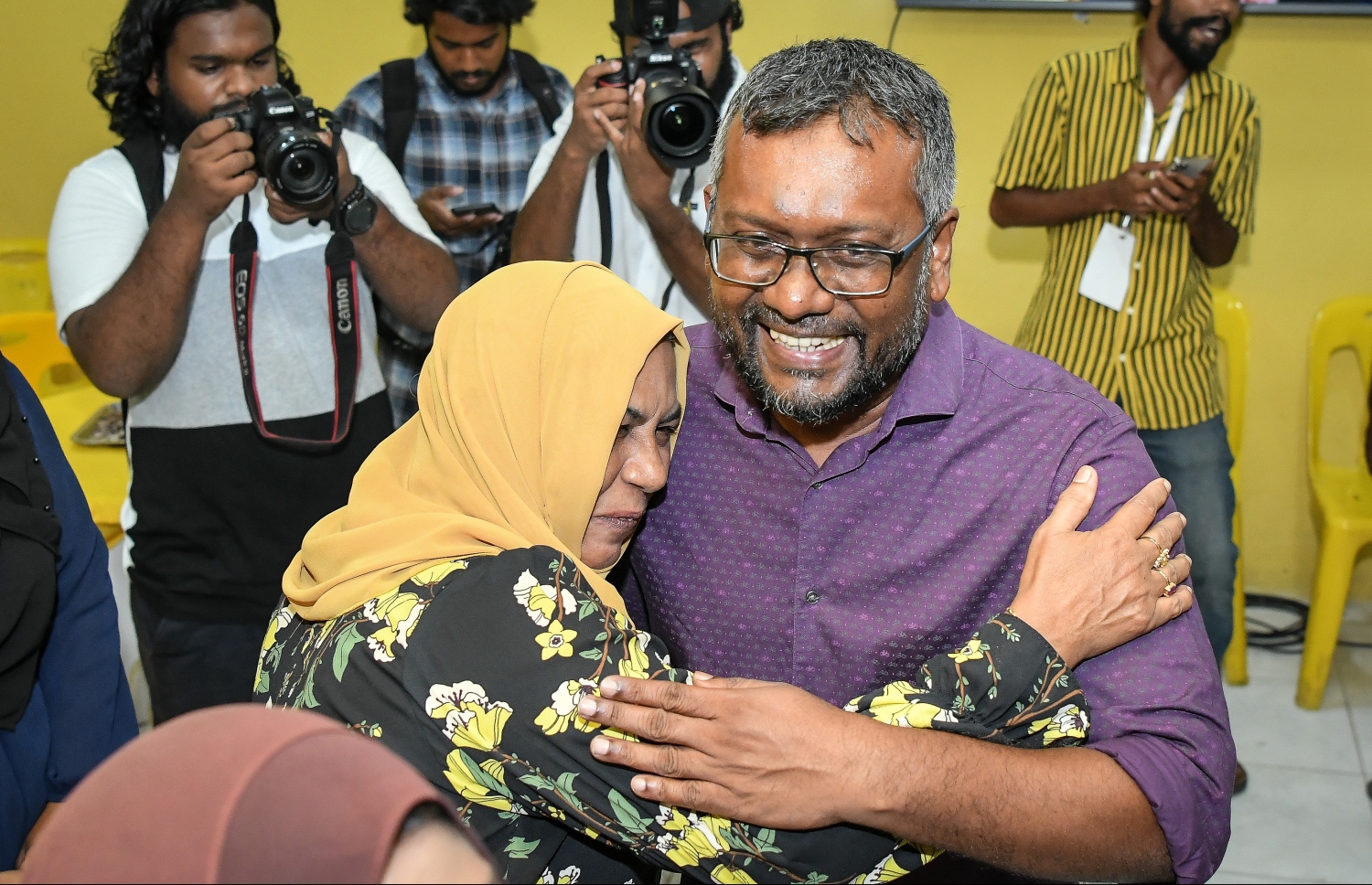 އެމްޑީޕީގެ ޗެއާޕާސަނަކަށް ފައްޔާޒު އިންތިހާބުވުމުގެ އުފަލުގައި ސަޕޯޓަރަކު އޭނާގެ ގައިގައި ބައްދަލަނީ.---ފޮޓޯ: ނިޝާން އަލީ| މިހާރު