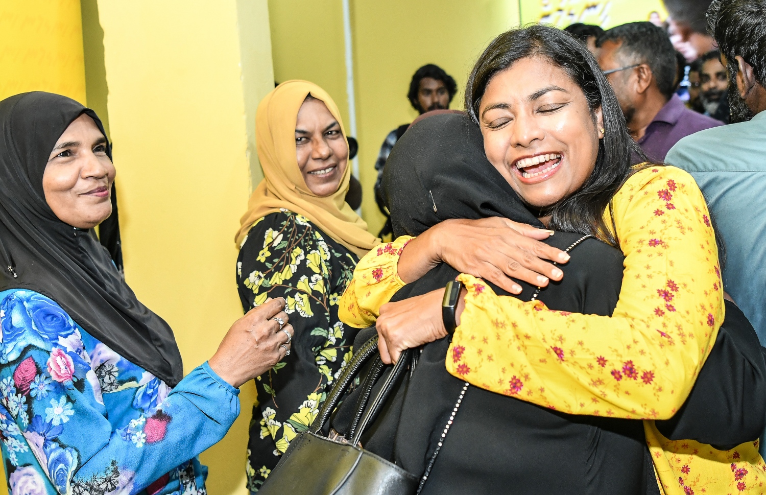 އެމްޑީޕީގެ އަންހެނުންގެ ރޫހުގެ ރައީސަކަށް ރޮޒައިނާ އިންތިހާބު ކުރުމުން، ސަޕޯޓަރުންތަކެއް އޭނާގެ ގައިގައި ބައްދާލައި އުފާފާޅުކުރަނީ.---ފޮޓޯ: ނިޝާން އަލީ| މިހާރު