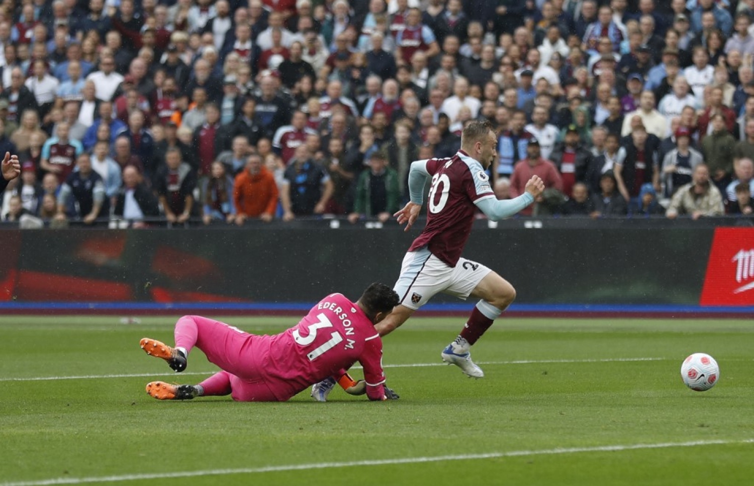 ބޯވެން، ސިޓީގެ ކީޕަރު އެޑަސަން ކައިރިން ނައްޓާފައި ފުރަތަމަ ލަނޑު ޖަހަނީ.-- ފޮޓޯ: އޭއެފްޕީ