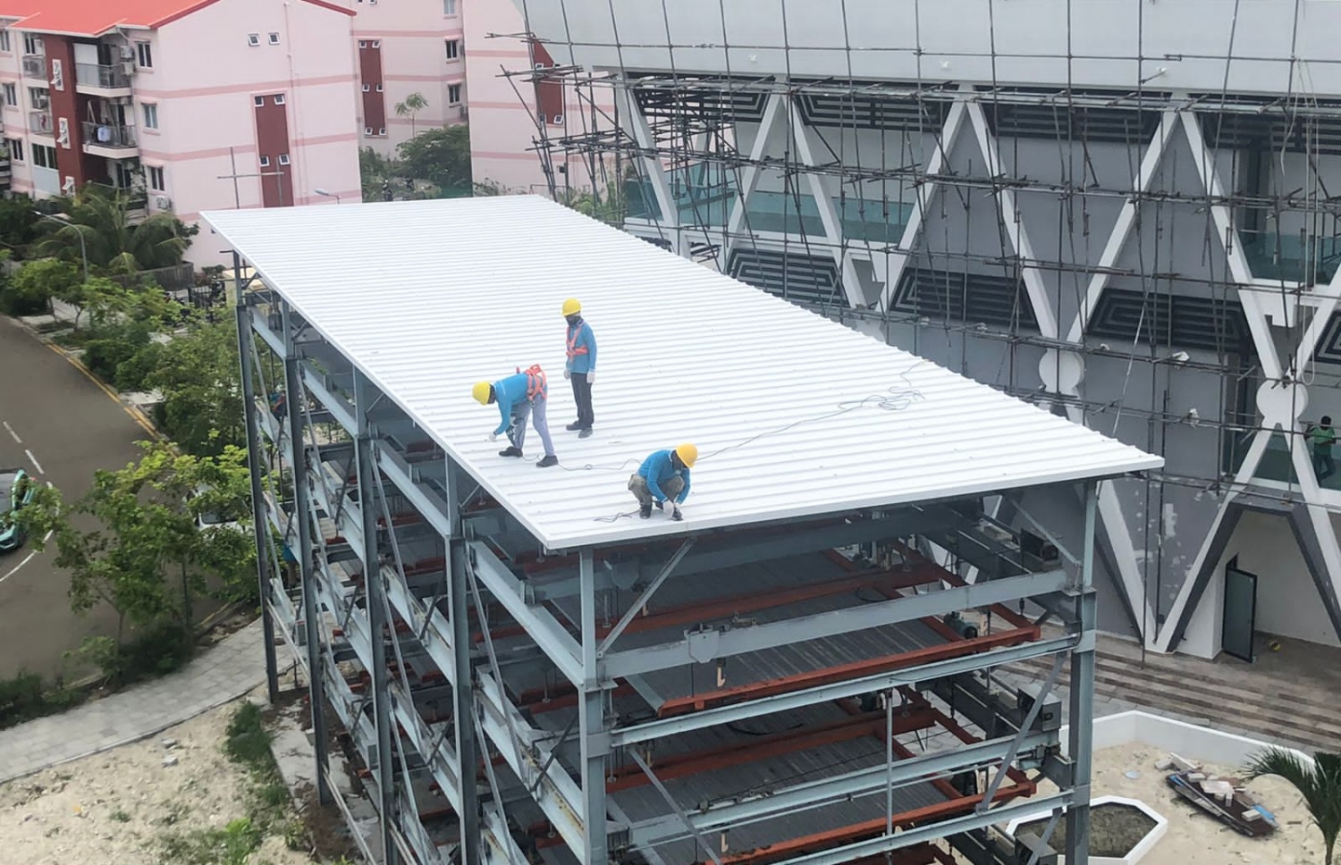 ހުޅުމާލޭގައި ގާއިމުކުރި މެކޭނިކަލް ޕާކިން ސިސްޓަމެއްގެ މަސައްކަތް ކުރަނީ.