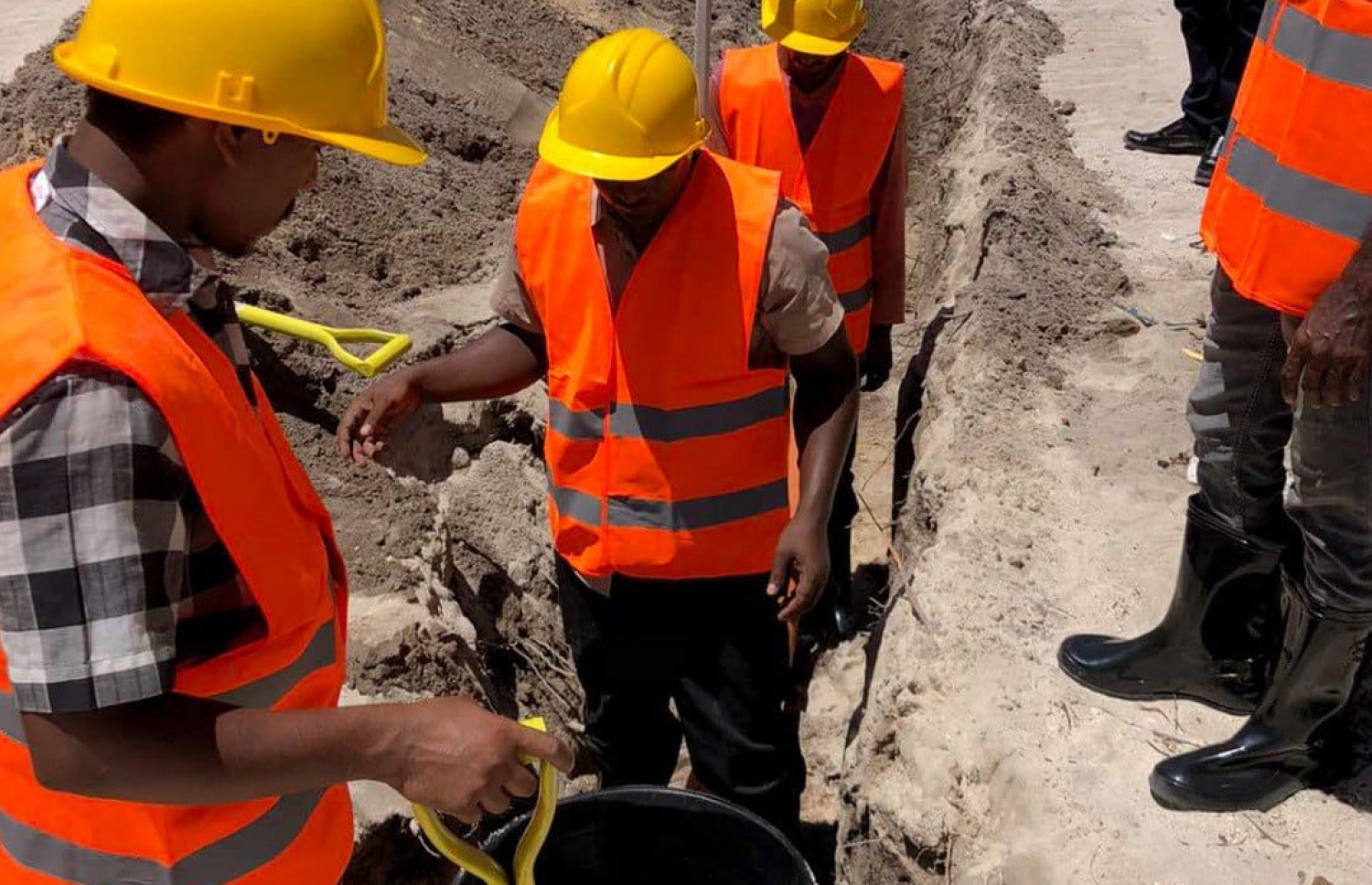 ބ. ކެންދޫ ފެނާއި ނަރުދަމާ ނިޒާމު އެޅުމުގެ މަސައްކަތް ފެށިގެން ކުރިއަށް ދަނީ. -- ފޮޓޯ: އެމްޑަބްލިއުއެސްސީ