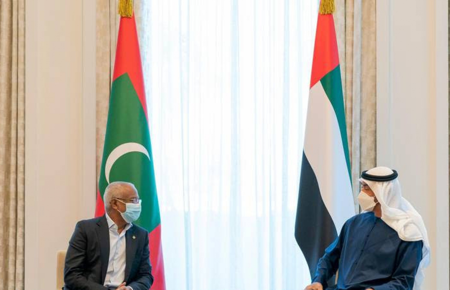 ރައީސް އިބްރާހީމް މުހައްމަދު ސޯލިހު ޔޫއޭއީގެ އައު ރައީސް ޝައިޚް މުހައްމަދު ބިން ޒައިދު އަލް ނަހްޔާންއާ ބައްދަލުކުރެއްވުން. ފޮޓޯ: ދަ ނޭޝަނަލް ނިއުސް|ޔޫއޭއީ