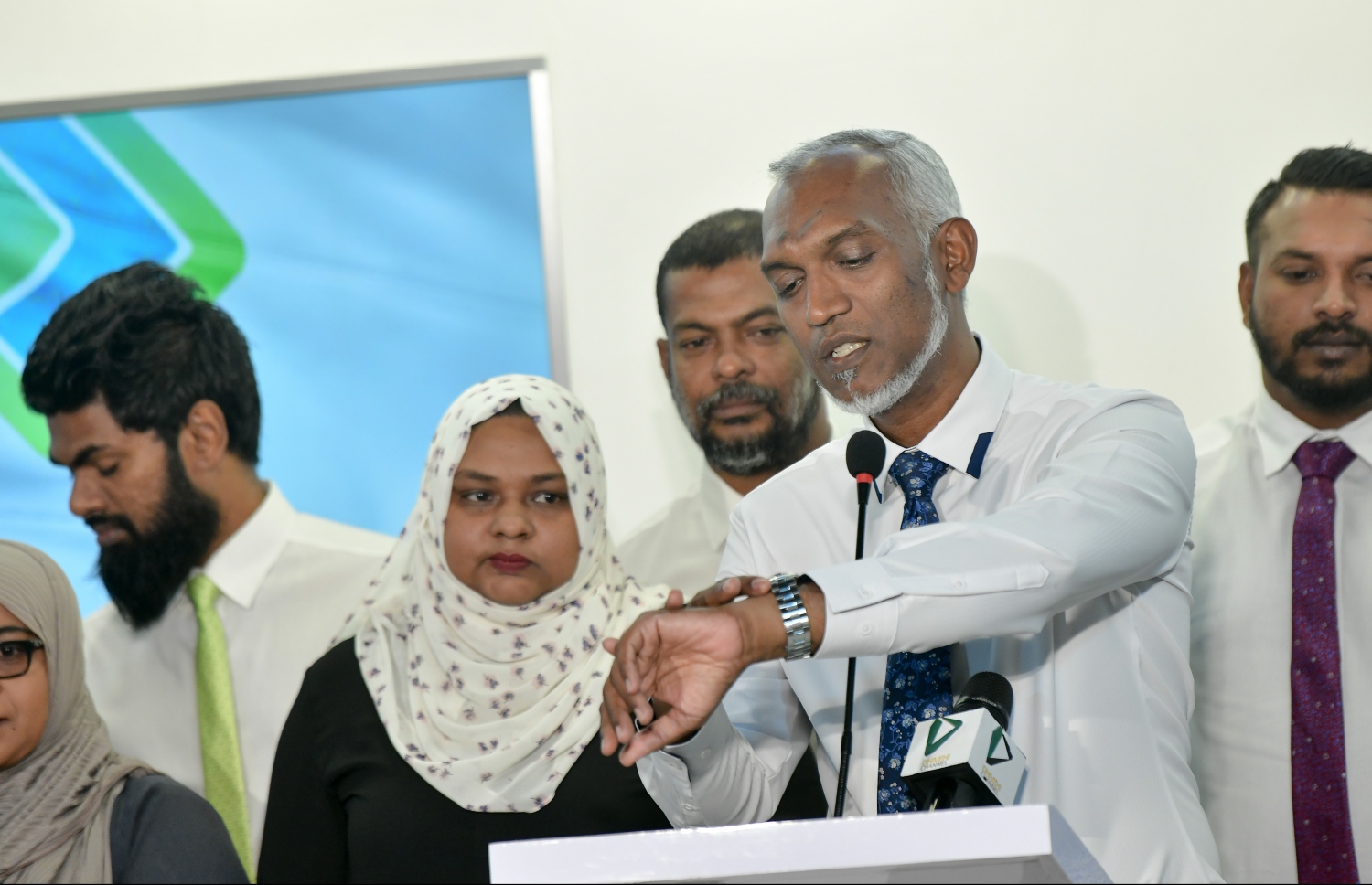 މާލެ ސިޓީ ކައުންސިލުން ބޭއްވި މީޑިއާ ބްރީފިންއެއްގައި މޭޔަރު މުއިއްޒާއި އެހެން ބައެއް ކައުންސިލަރުން.---ފޮޓޯ: މިހާރު