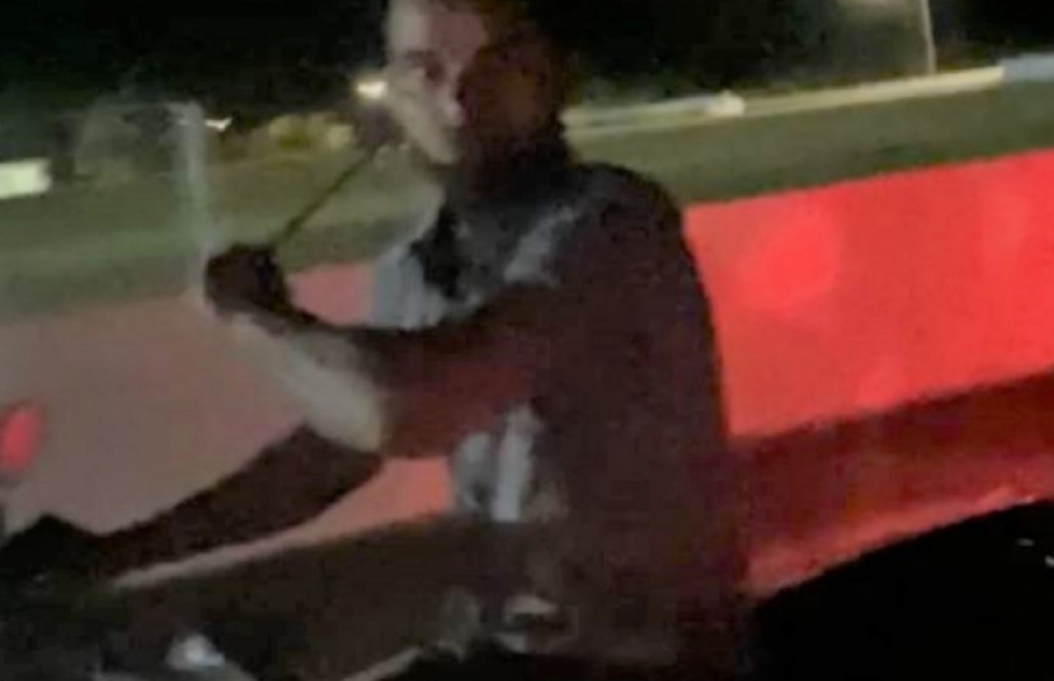 މަސްއޫދަށް ހަމަލަދޭ މަންޒަރު ފެންނަ ވީޑިއޯ އިން ނަގާފައިވާ ސްކްރީން ޝޮޓެއް