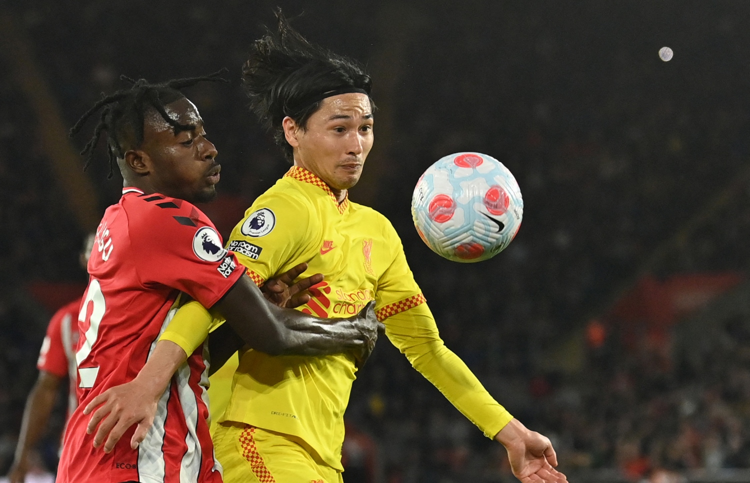 ލިވަޕޫލަށް ނަތީޖާ ހަމަހަމަކޮށްދިން މިނާމިނޯ (ކ) އތުން ބޯޅަ ހޯދަން ސައުތުހެމްޓަންގެ ޑިފެންޑަރު ސަލިސޫ މަސައްކަތް ކުރަނީ --- ފޮޓޯ: އޭއެފްޕީ