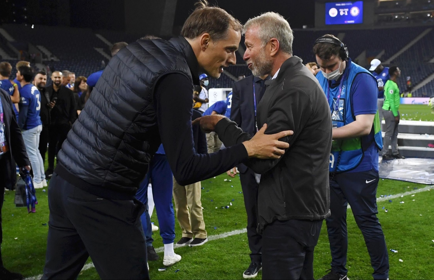 މިދިޔަ އަހަރުގެ ޗެމްޕިއަންސް ލީގު ފައިނަލް ކާމިޔާބުކުރުމަށް ފަހު ޓުޗެލް (ވ) އާއި ރޯމަން އަބްރަމޮވިޗް.-- ފޮޓޯ: ގެޓީ