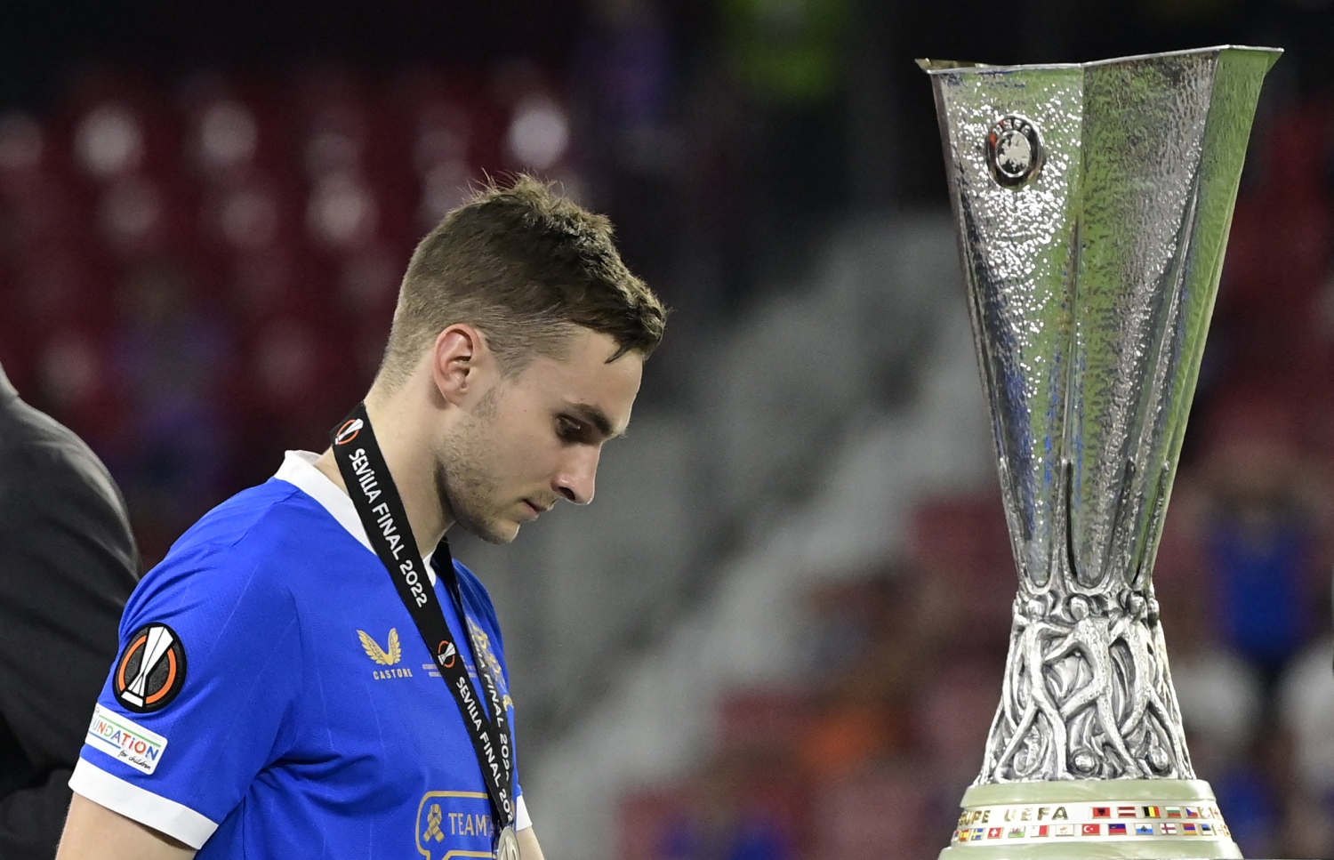 ރޭންޖާސްގެ މިޑްފީލްޑާ ޖޭމްސް ސޭންޑް ޔޫރޮޕާ ލީގުގެ ތަށި ކައިރިން މާޔޫސްކަމާ އެކު ހިނގާލަފައި ދަނީ: އޭނާގެ ޓީމަށް ނާކާމިޔާބުވީ ޕެނަލްޓީ ޝޫޓް އައުޓްގައި. --- ފޮޓޯ: އޭއެފްޕީ