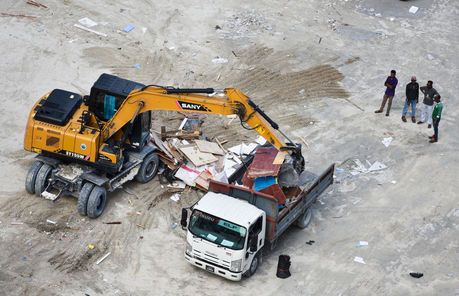 ހިޔާ ޓަވަރު ސަރަހައްދުގެ ވެލިމަގުގައި ކެފޭ ސްޓައިލަށް ހިދުމަތްދެމުން ދިޔަ ގާޑިޔާތައް ހަދާފައިވާ ފިލުޔާ ދަގަނޑުގެ ބާވަތްތައް އެކްސްކަވޭޑަރަކުން ޕިިކަޕަކަށް އަރުވައިރު، އެޗްޑީސީގެ މީހުން އެސަރަހައްދުގައި ހަރަކާތްތެރިވަނީ -- ފޮޓޯ: ފަޔާޒު މޫސާ | މިހާރު