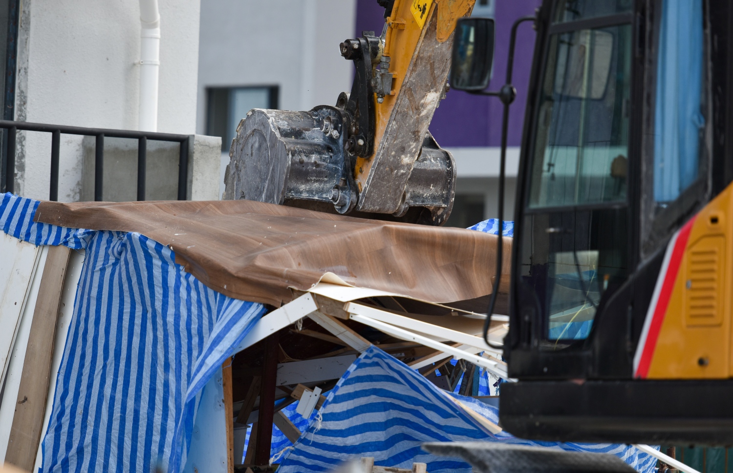 ހިޔާ ޓަވަރުތަކުގެ ތިރީގައި ކާބޯތަކެތީގެ ހިދުމަތް ދިނުން ހުއްޓާލުމަށް އެޗްޑީސީން ދިން މުއްދަތު ހަމަވިއިރު ވެސް އެތަންތަން ނަގާފައިނުވާތީ އެތަންތަން ނަގުމުގެ މަސައްކަތް ކުރަނީ -- ފޮޓޯ: ފަޔާޒު މޫސާ | މިހާރު