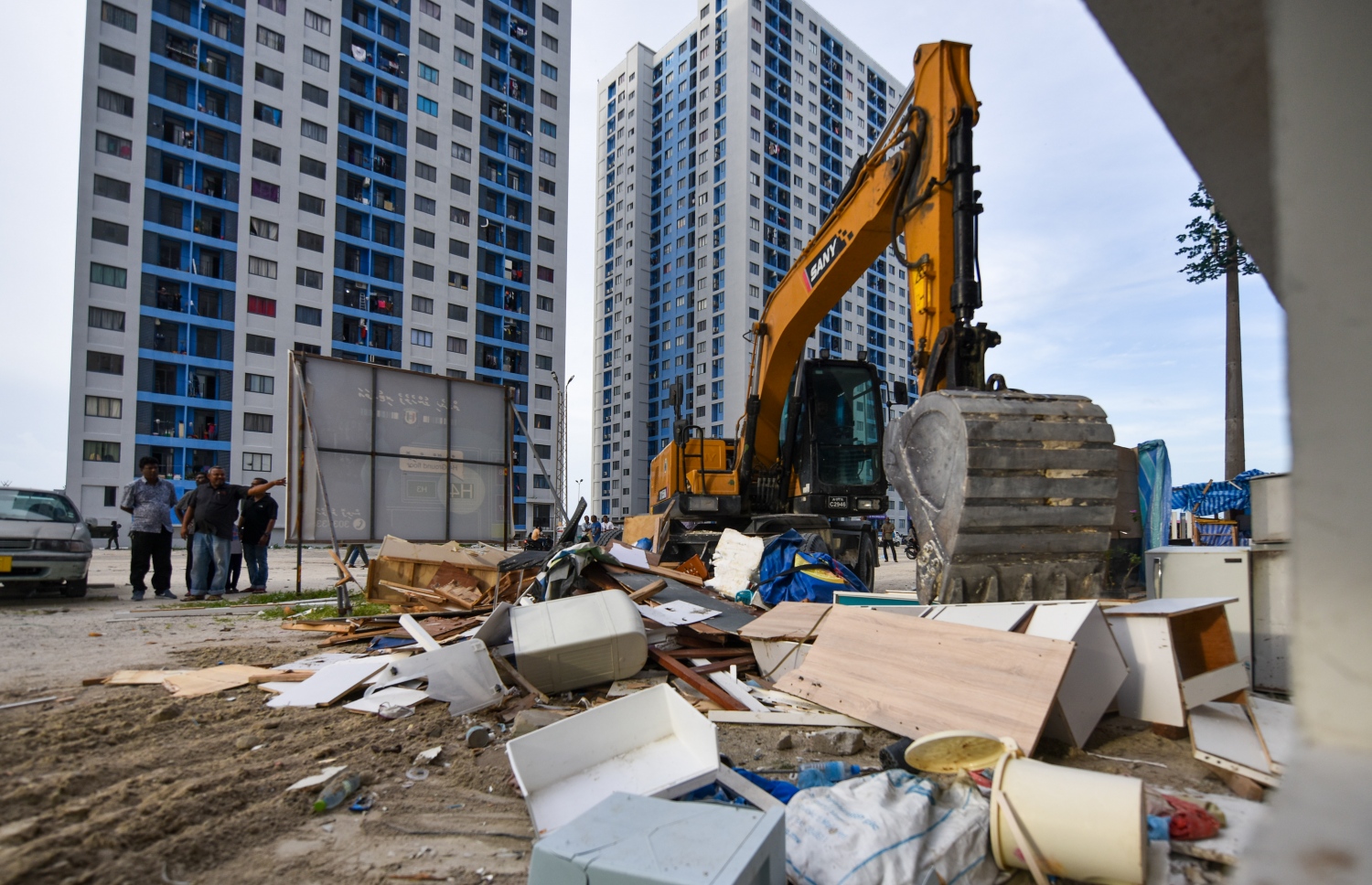 ގަވައިދާ ހިލާފަށް ހިޔާ ސަރަހައްދުގައި ވިޔަފާރިކުރަމުންގެންދިޔަ ގާޑިޔާތައް ނަގަނީ: މި ތަންތަނުގެ ސަބަބުން މި ސަރަހައްދު ވަނީ ކުނި ގިނަވެ ސާފުތާހިރުކަން ގެއްލިފަ -- ފޮޓޯ: ފަޔާޒު މޫސަ | މިހާރު