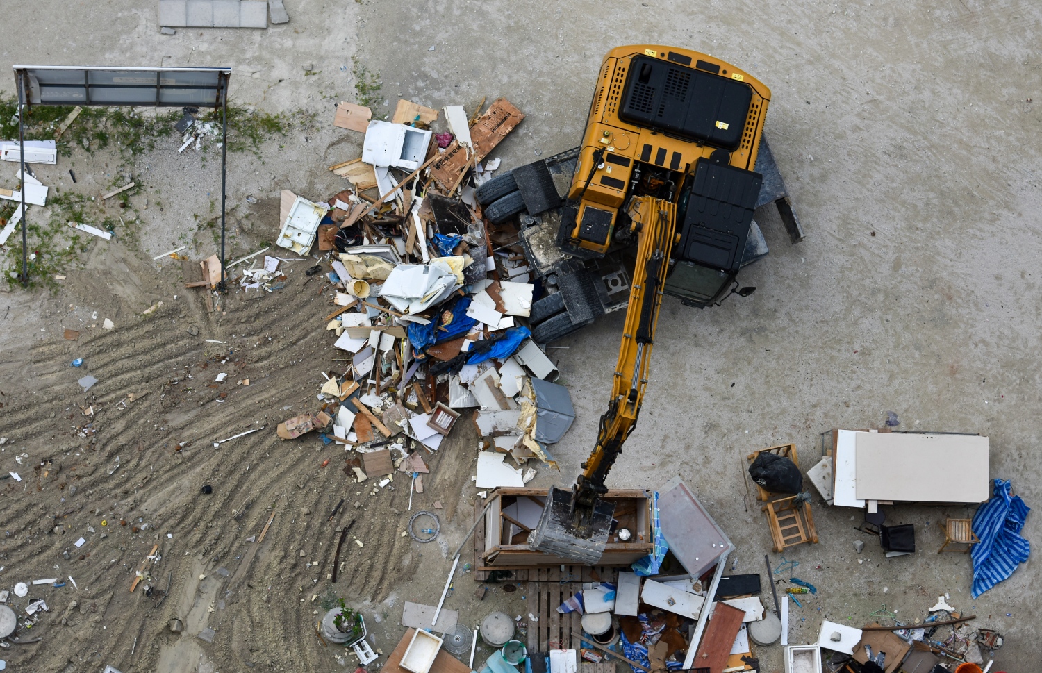 ޓަވަރުތަކުގެ ބޭރުގައި ގަވައިދާ ހިލާފަށް ވިޔަފާރިކުރަމުން ގެންދިއަ ގާޑިޔާތައް އެޗްޑީސީގެ ފަރާތުން އެކްސްކަވޭޑަރަކުން ނަގަނީ: މިކަހަލަ ބައެއްތަންތަން ބޭނުން ނުކޮށް ކުނީގެ ގޮތުގައި ބަހައްޓާފަވެސް ހުރި -- ފޮޓޯ: ފަޔާޒު މޫސާ | މިހާރު