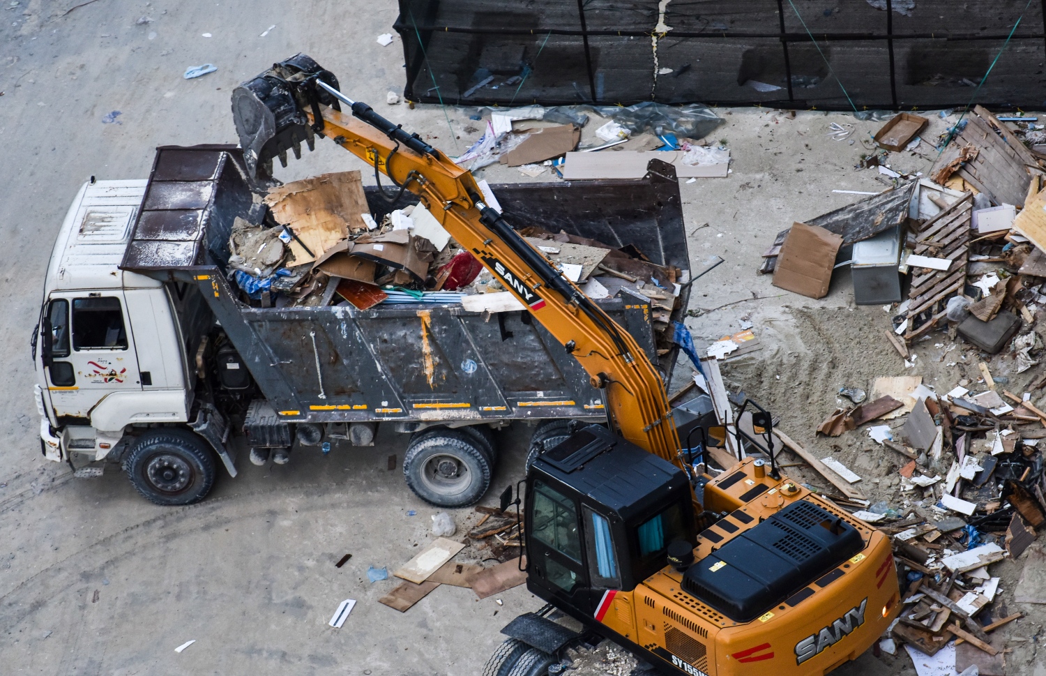 ހިޔާ ޓަވަރު ސަރަހައްދުގެ ވެލިމަގުގައި ކެފޭ ސްޓައިލަށް ހިދުމަތްދެމުން ދިޔަ ގާޑިޔާތައް ހަދާފައިވާ ފިލުޔާ ދަގަނޑުގެ ބާވަތްތައް އެކްސްކަވޭޑަރަކުން ޕިިކަޕަކަށް އަރުވަނީ -- ފޮޓޯ: ފަޔާޒު މޫސާ | މިހާރު